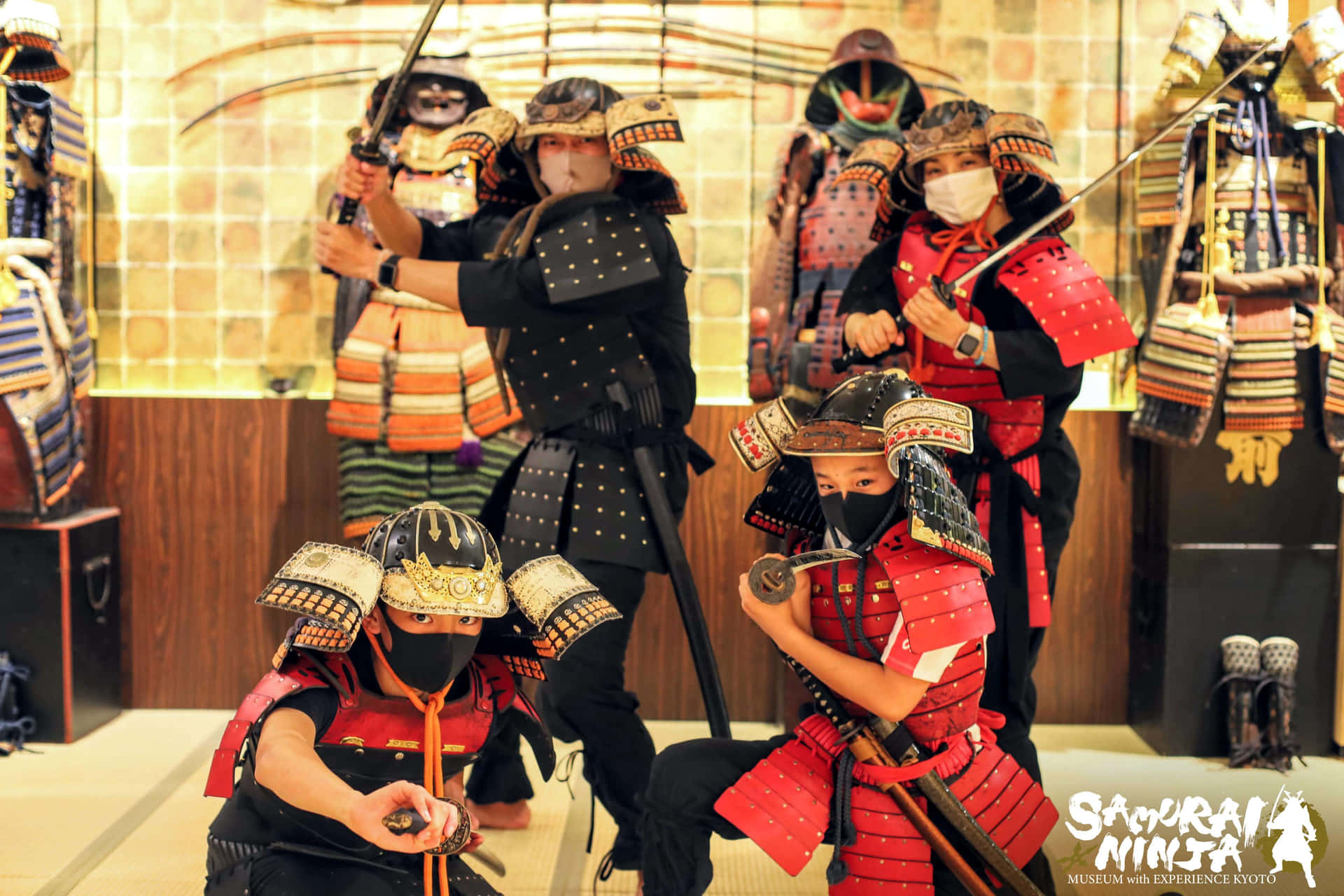 全副武裝的武士在博物館展覽中手持劍擺姿勢。