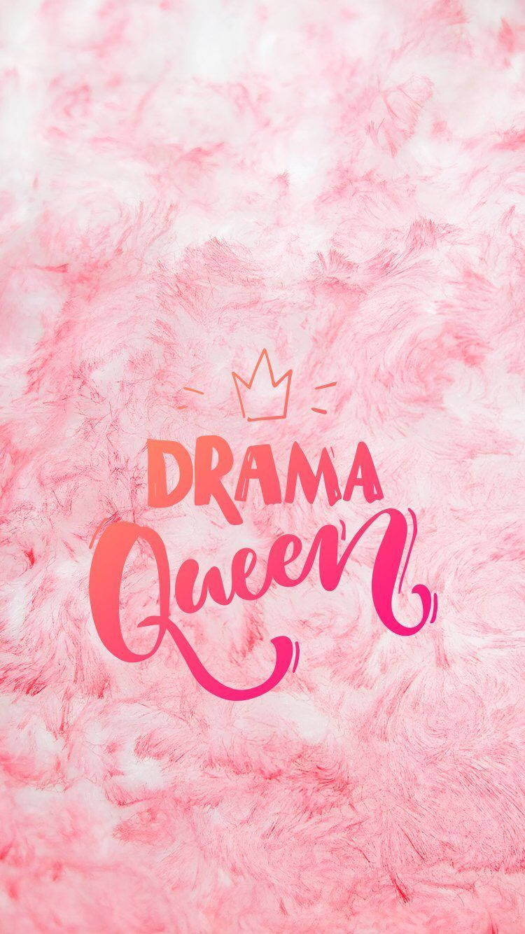 粉紅色羽毛背景，帶有 'Drama Queen' 文字和皇冠圖形。