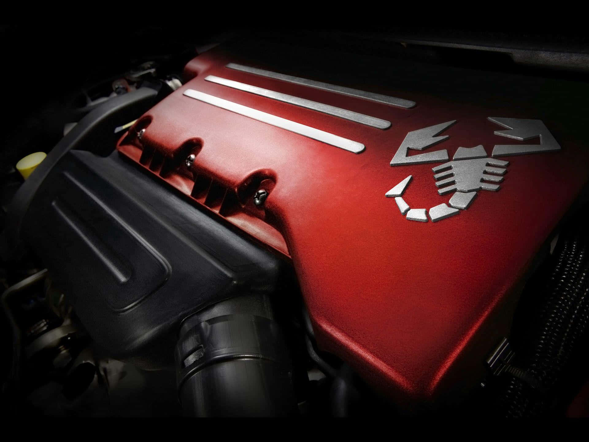 Abarth 桌布 壁紙 — 戲劇性燈光下，帶有銀色條紋和標誌的亮紅色Scorpion引擎蓋特寫。