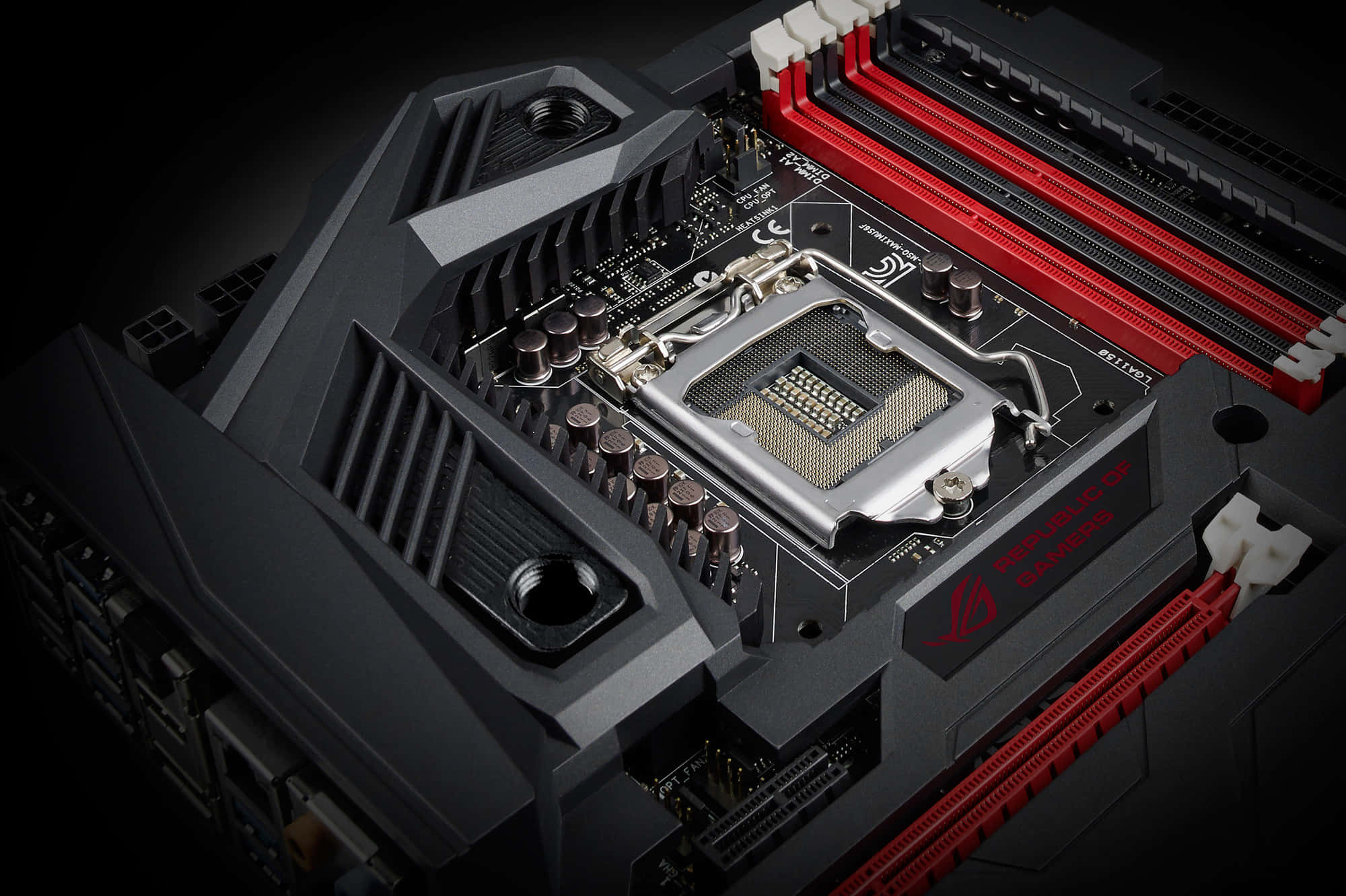 Motherboard 桌布 壁紙 — 戲劇性燈光下，黑色和紅色的ASUS ROG主機板特寫，帶有CPU插槽和RAM插槽。