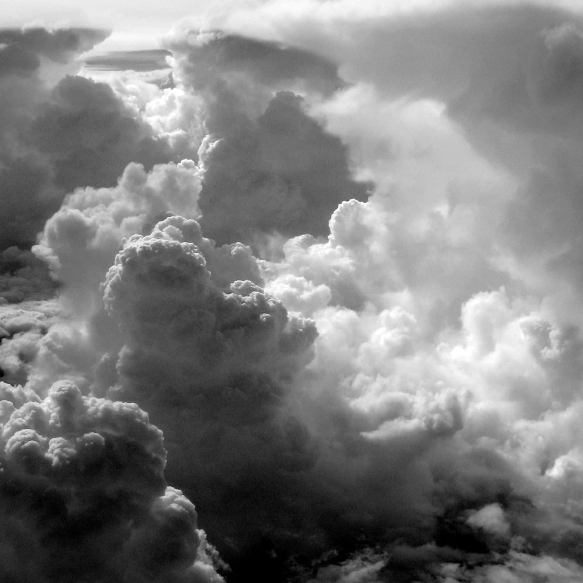 Black And White Sky 桌布 壁紙 — 戲劇性的單色雲層從上方強勁的空中視角中旋轉翻騰。