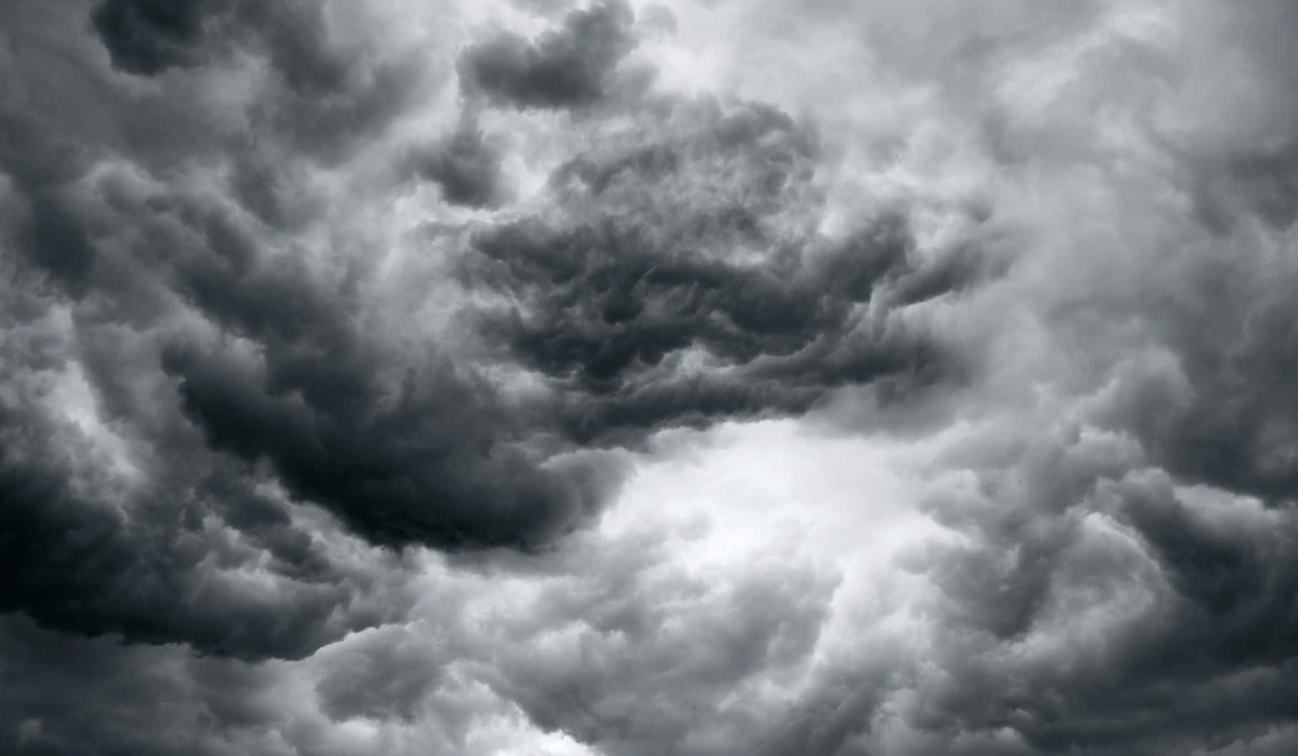 Black And White Storm 桌布 壁紙 — 戲劇性的單色風暴雲在動盪的天空中旋轉，帶有深邃的陰影和明亮的高光。