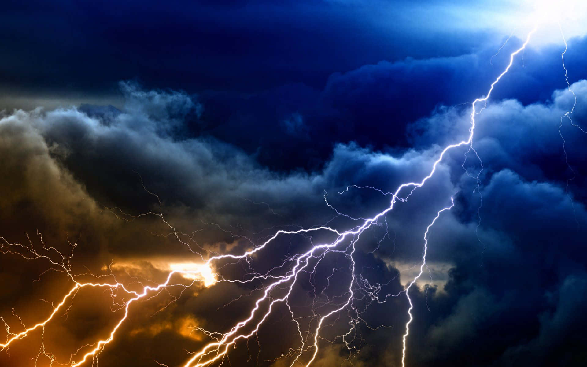 雷暴 桌布 壁紙 — 戲劇性的天空被強烈的白色和黃色閃電劈開，映襯著黑暗的暴風雲。