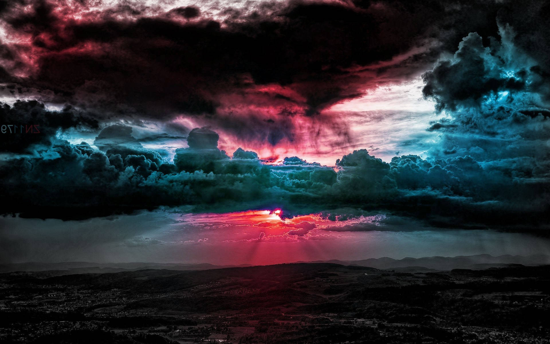 Unique HD 桌布 壁紙 — 戲劇性的日落，熾熱的紅色陽光穿過黑暗的暴風雲，照耀在廣闊的丘陵景觀上。