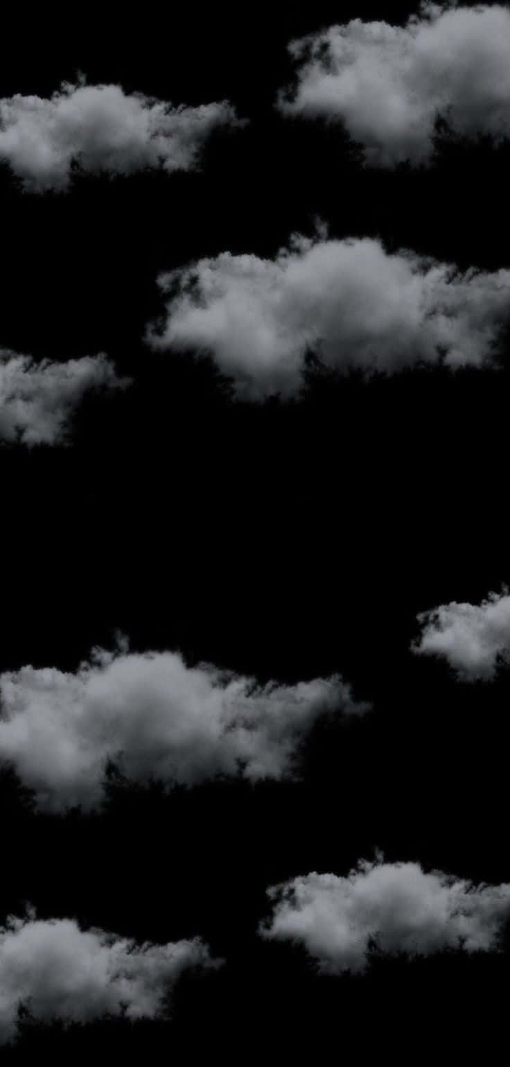 Black And White Sky 桌布 壁紙 — 戲劇性的白雲在漆黑的天空中飄動，形成高對比度的單色構圖。
