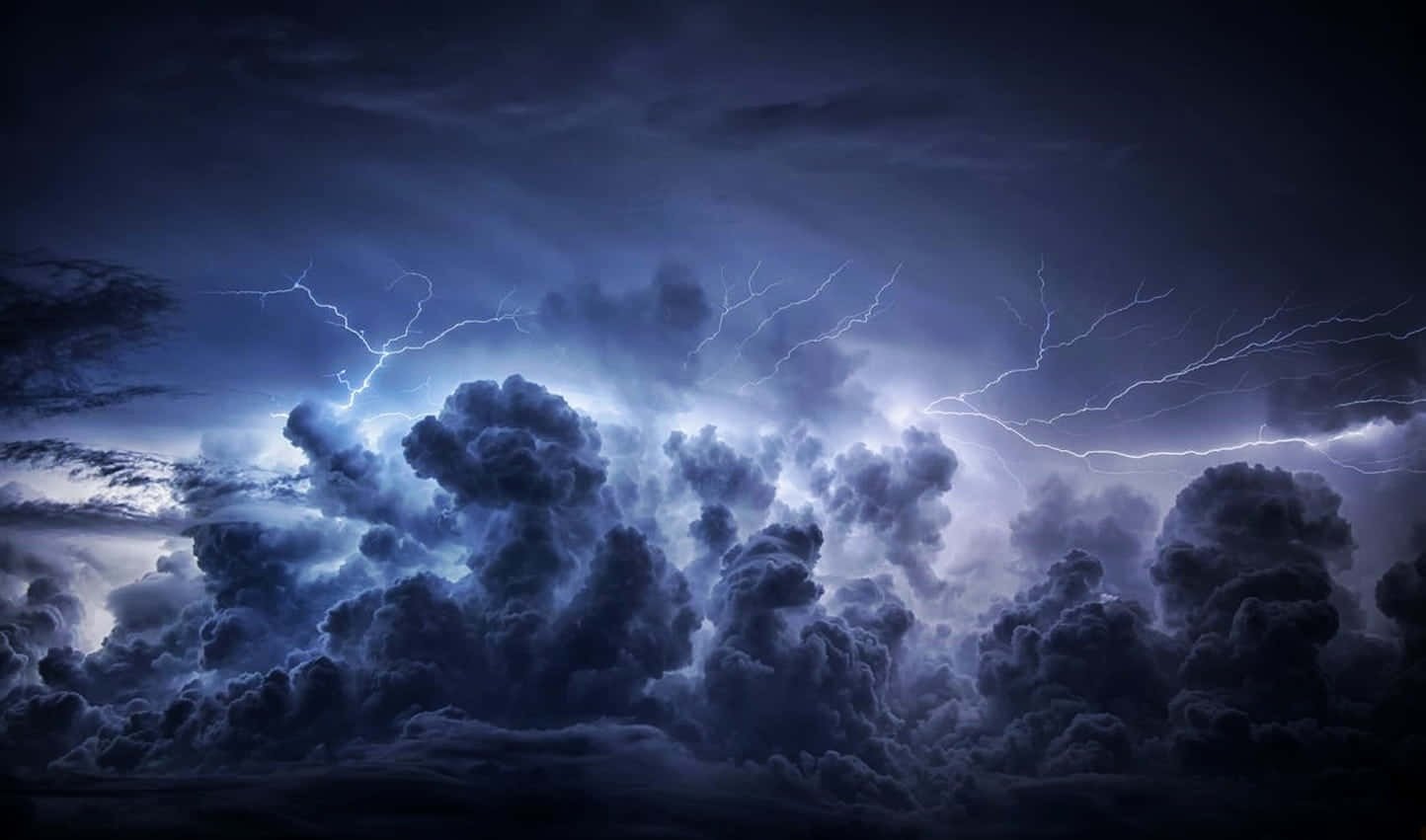 暴風 桌布 壁紙 — 戲劇性的閃電在黑暗夜空下穿過高聳的暴風雲。