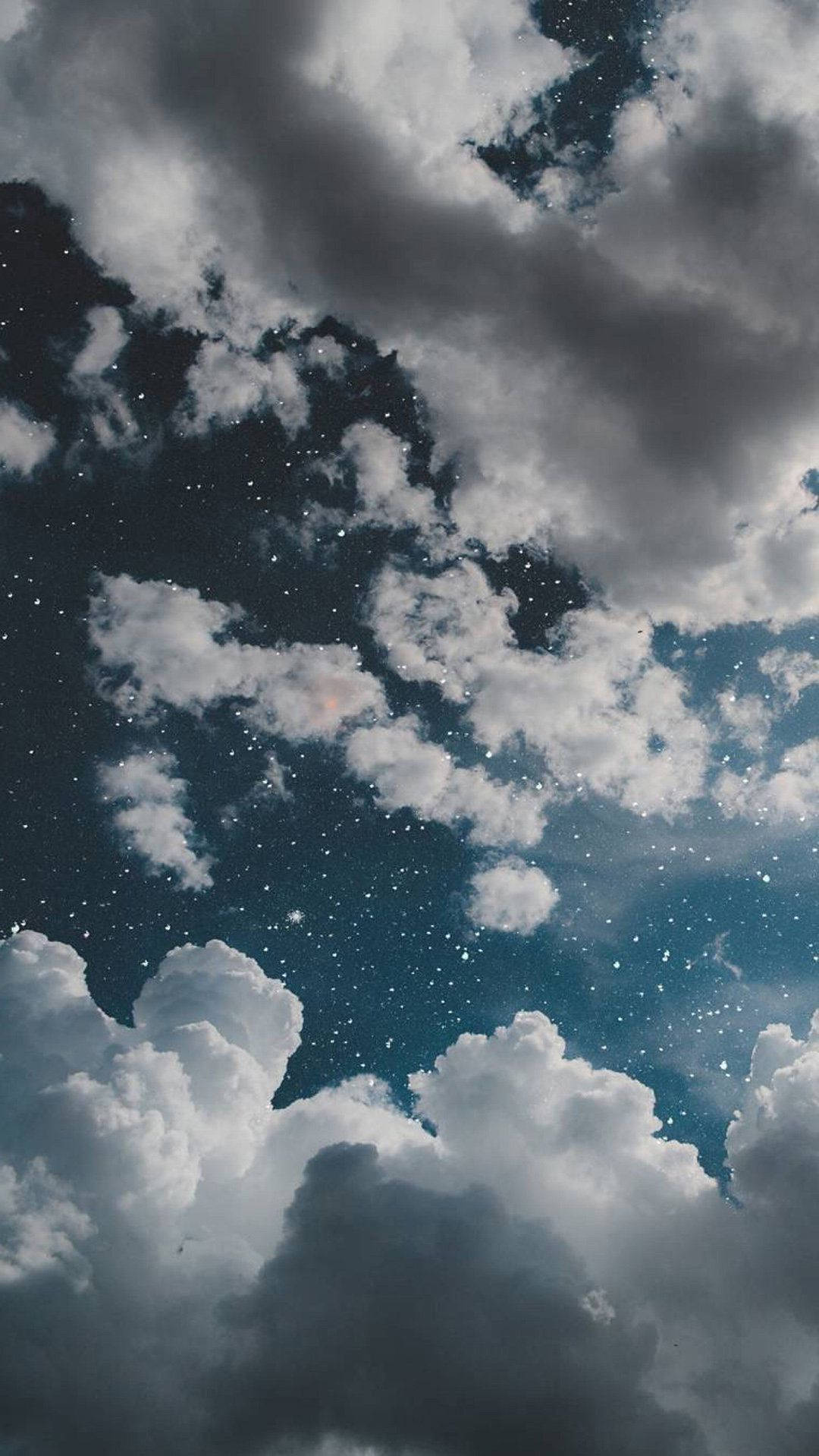 雲朵 桌布 壁紙 — 戲劇性的雲朵在深藍色和白色色調的星空夜空中旋轉。