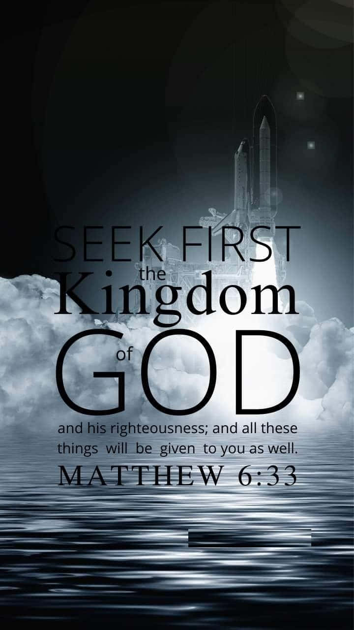 Kingdom Of God 桌布 壁紙 — 戲劇性的黑暗天空，雲層密佈，發光文字疊加在反射水面上，寫著「先求神的國」。