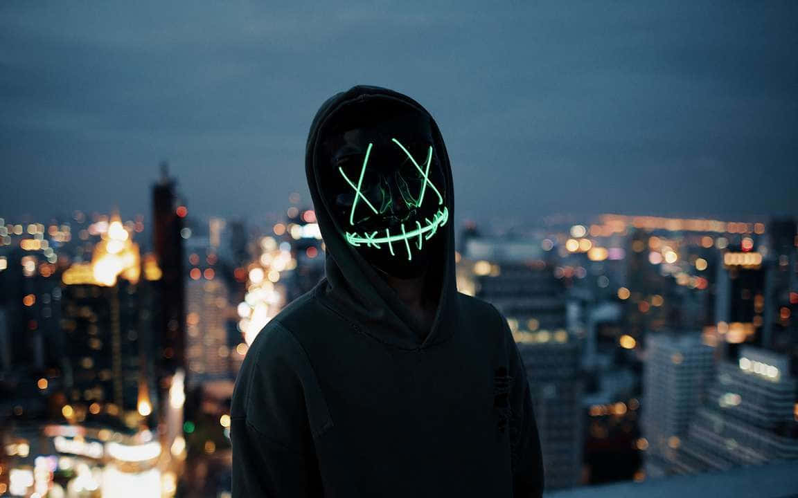 戴著發光骷髏面具的人俯瞰夜晚的城市