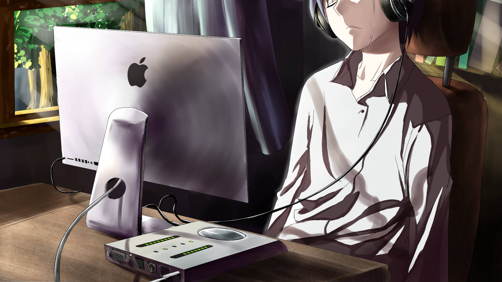 動漫男孩 桌布 壁紙 — 戴住耳機嘅動漫女仔坐喺枱前，用緊復古Apple iMac同音頻接口，喺舒適昏暗嘅房間。