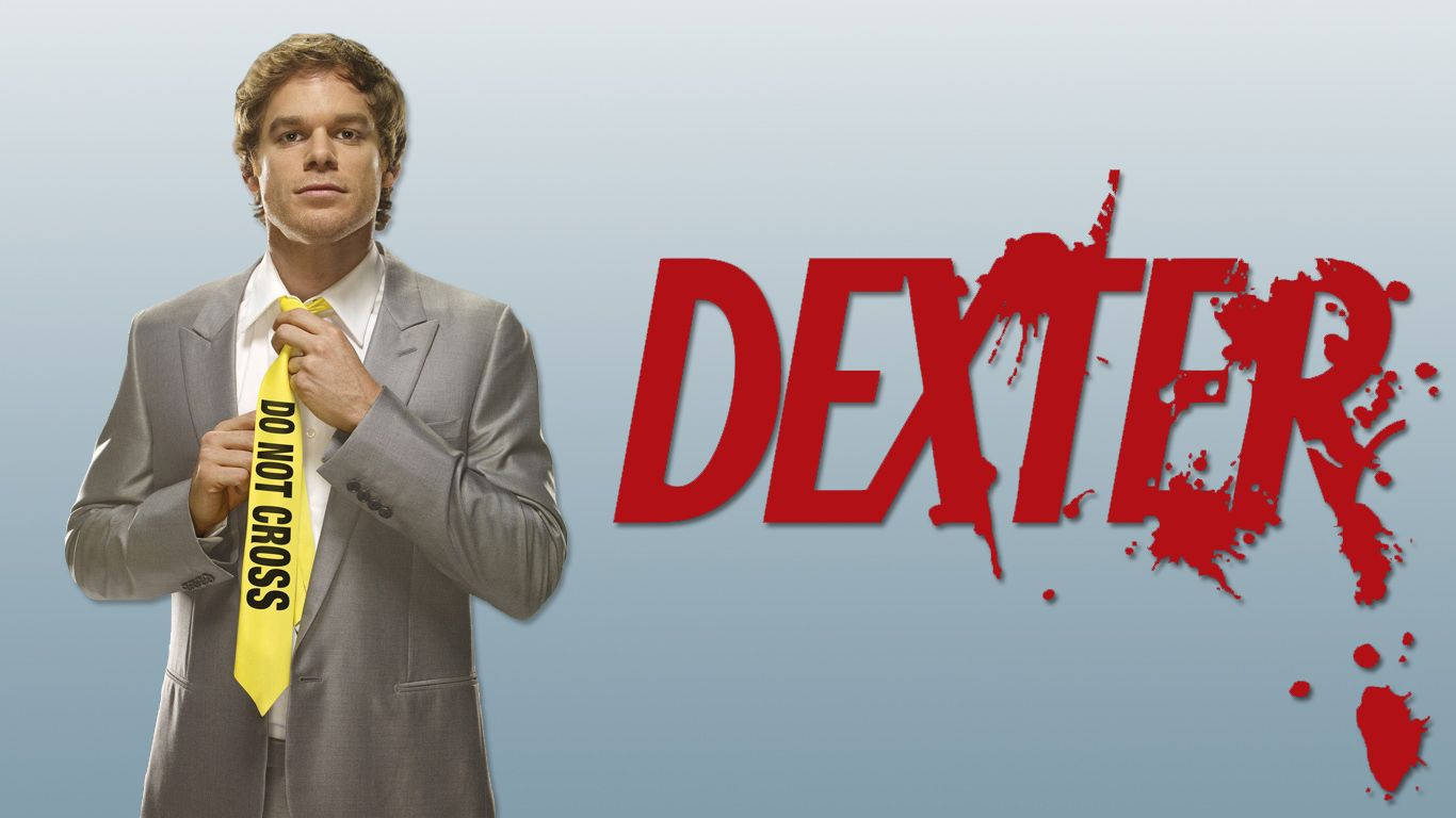 身穿灰色西裝的男子在帶有血跡的紅色 dexter 標誌旁邊調整一條寫有 do not cross 的黃色領帶。