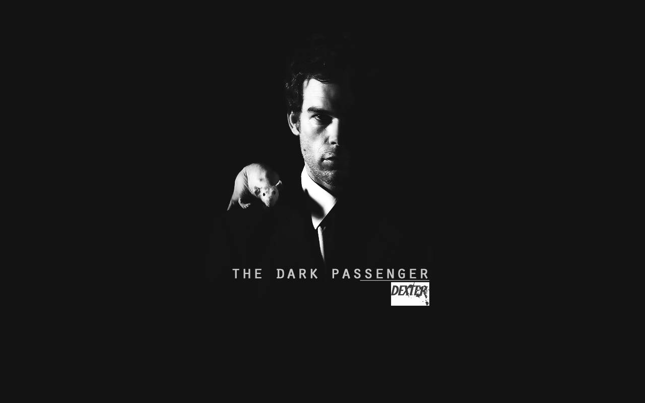 身穿西裝的男子舉著帶有「The Dark Passenger」文字的老鼠。