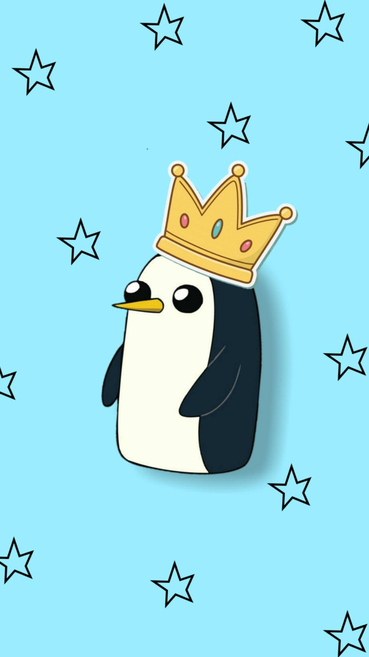 戴冠企鵝 Gunter 冒險時光 壁紙 — 一隻戴著金皇冠的卡通企鵝站在點綴著黑色星星的淺藍色背景前。