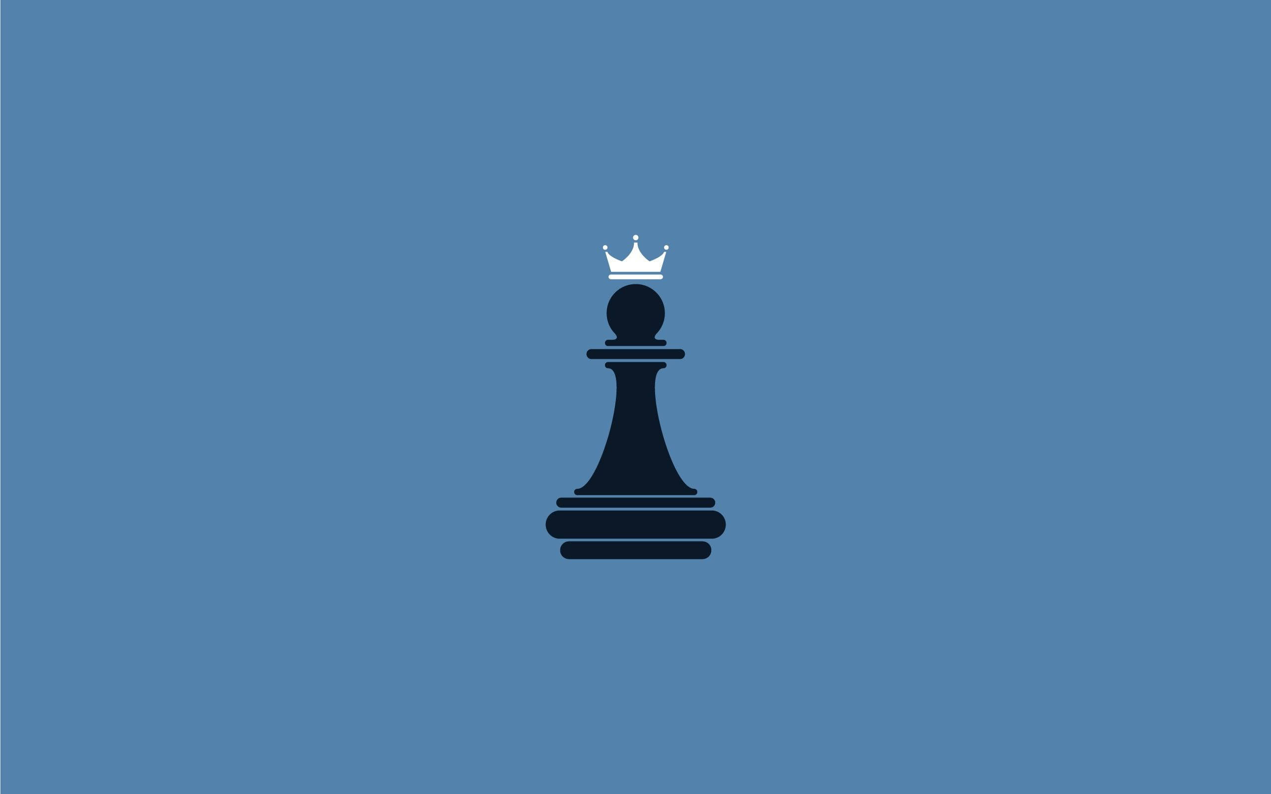 戴冠兵變后 壁紙 — 一個極簡風格的黑色國際象棋國王，帶有白色王冠，居中在純藍色背景上。