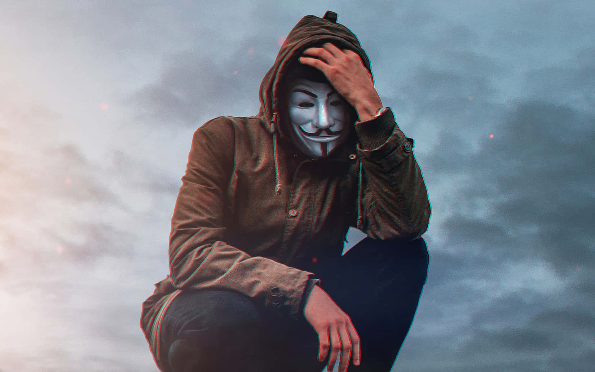 戴著蓋伊·福克斯面具的人蹲在黃昏的多雲天空中。
