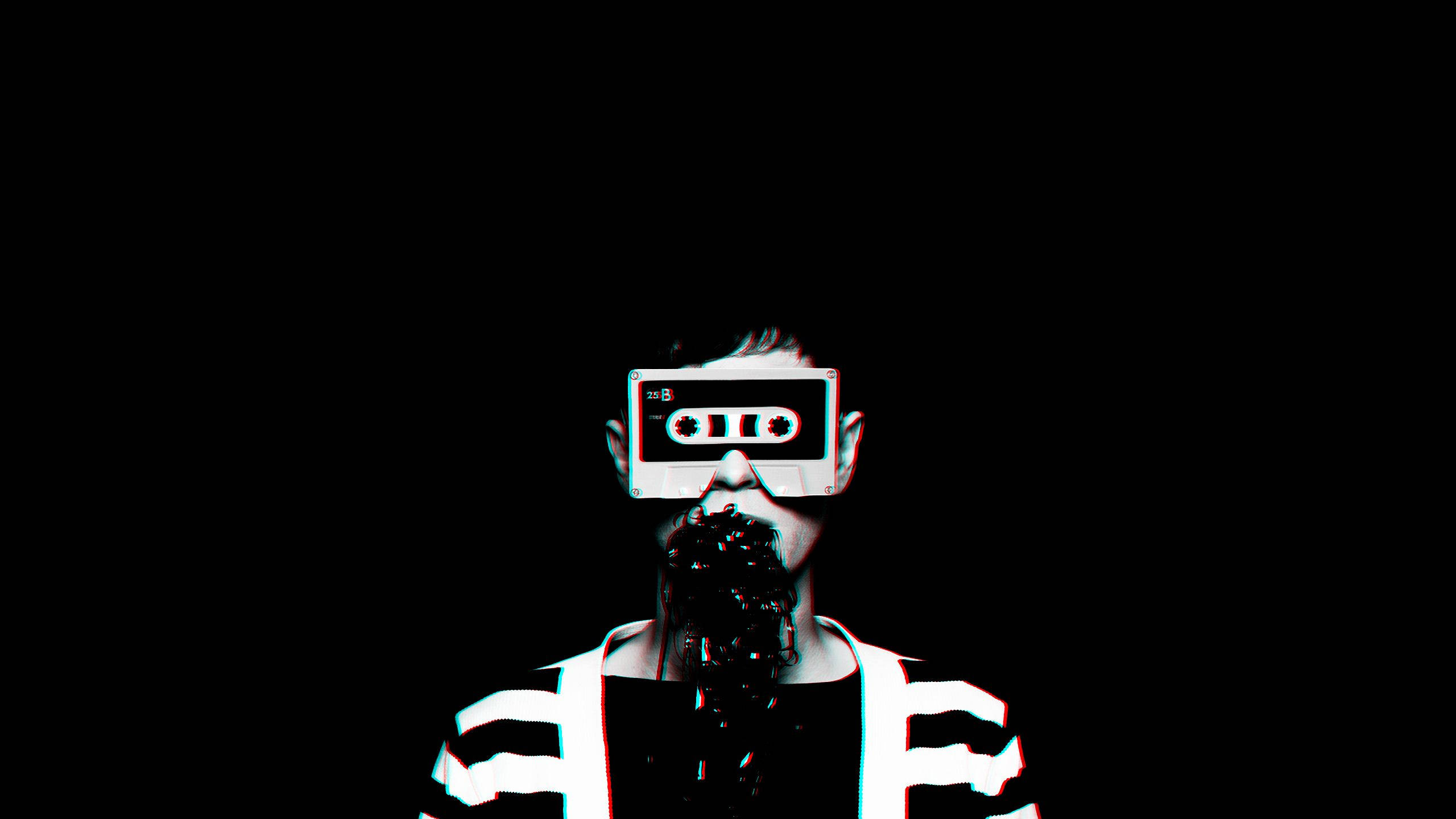 戴卡帶的嘻哈男子 壁紙 — 一個人用卡式錄音帶遮住眼睛，在黑色背景上有紅色和藍色的故障失真效果。