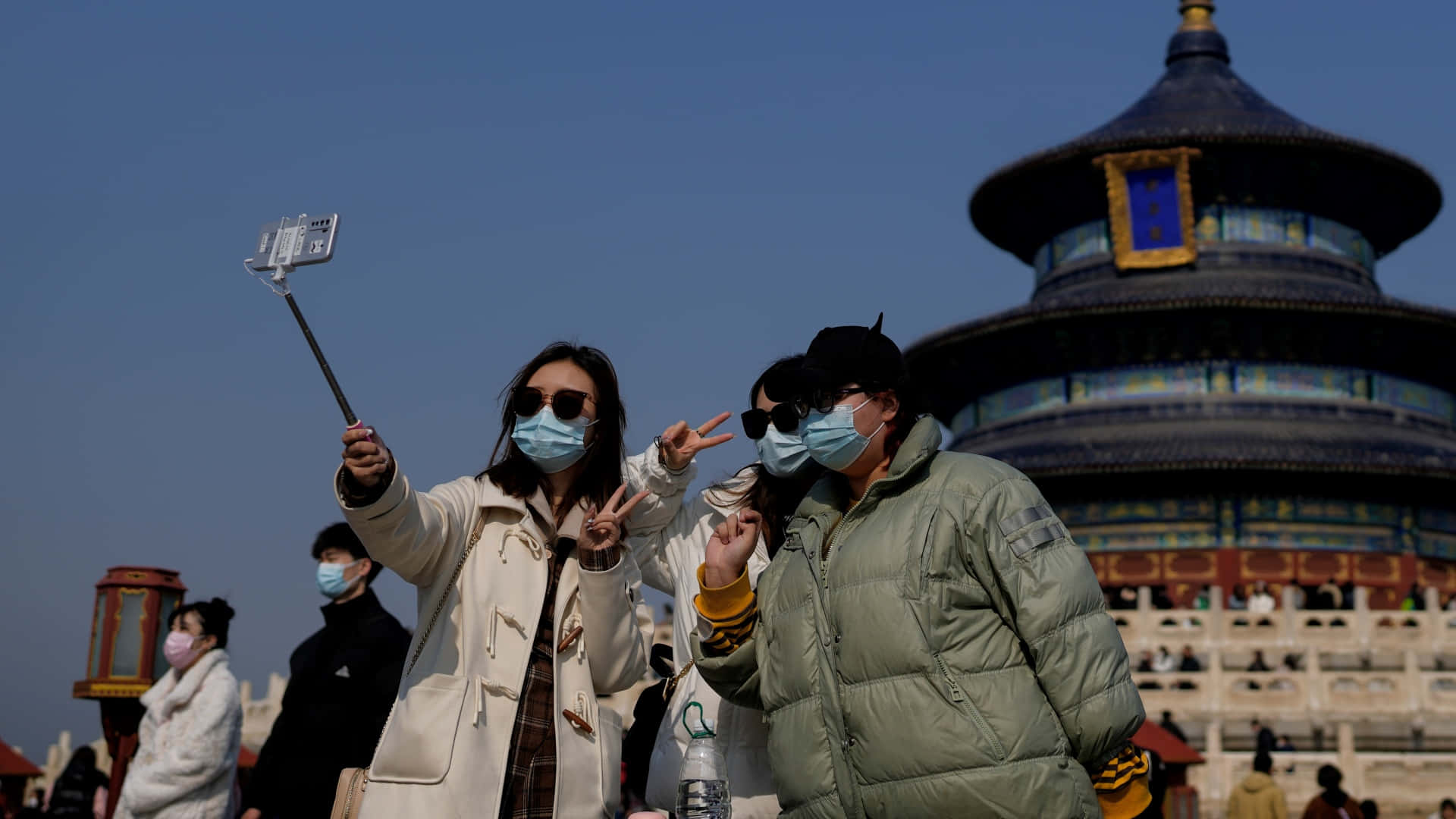 戴口罩的人在天壇自拍 壁紙