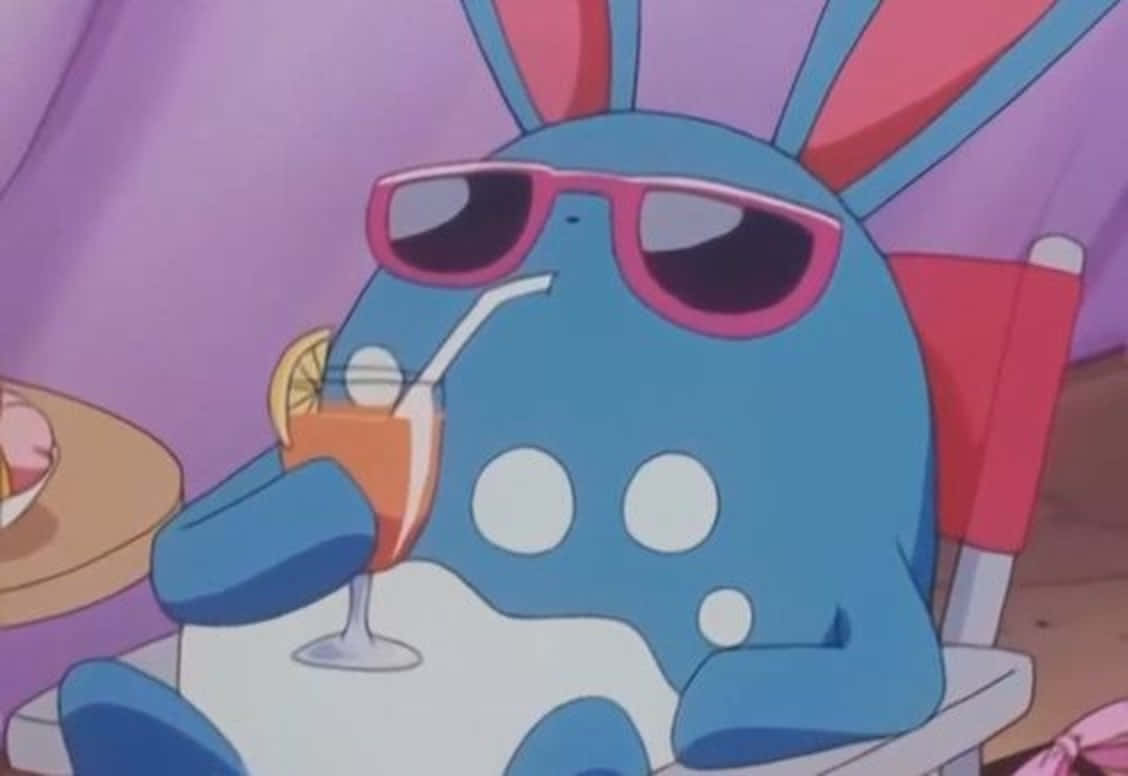戴太陽眼鏡的 Azumarill 壁紙 — 一隻藍色動漫兔戴著粉紅色太陽眼鏡，坐在紅色椅子上喝柑橘雞尾酒。