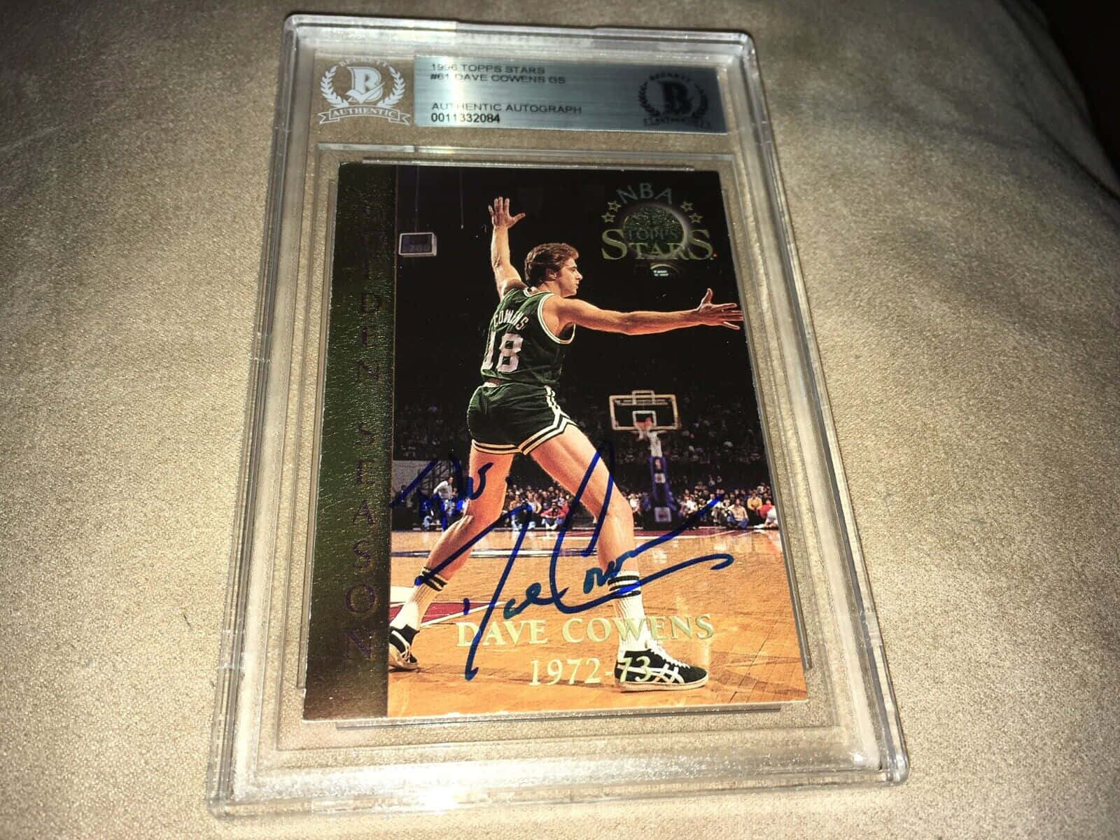 簽名Dave Cowens 1972年籃球交換卡，放喺保護盒入面。