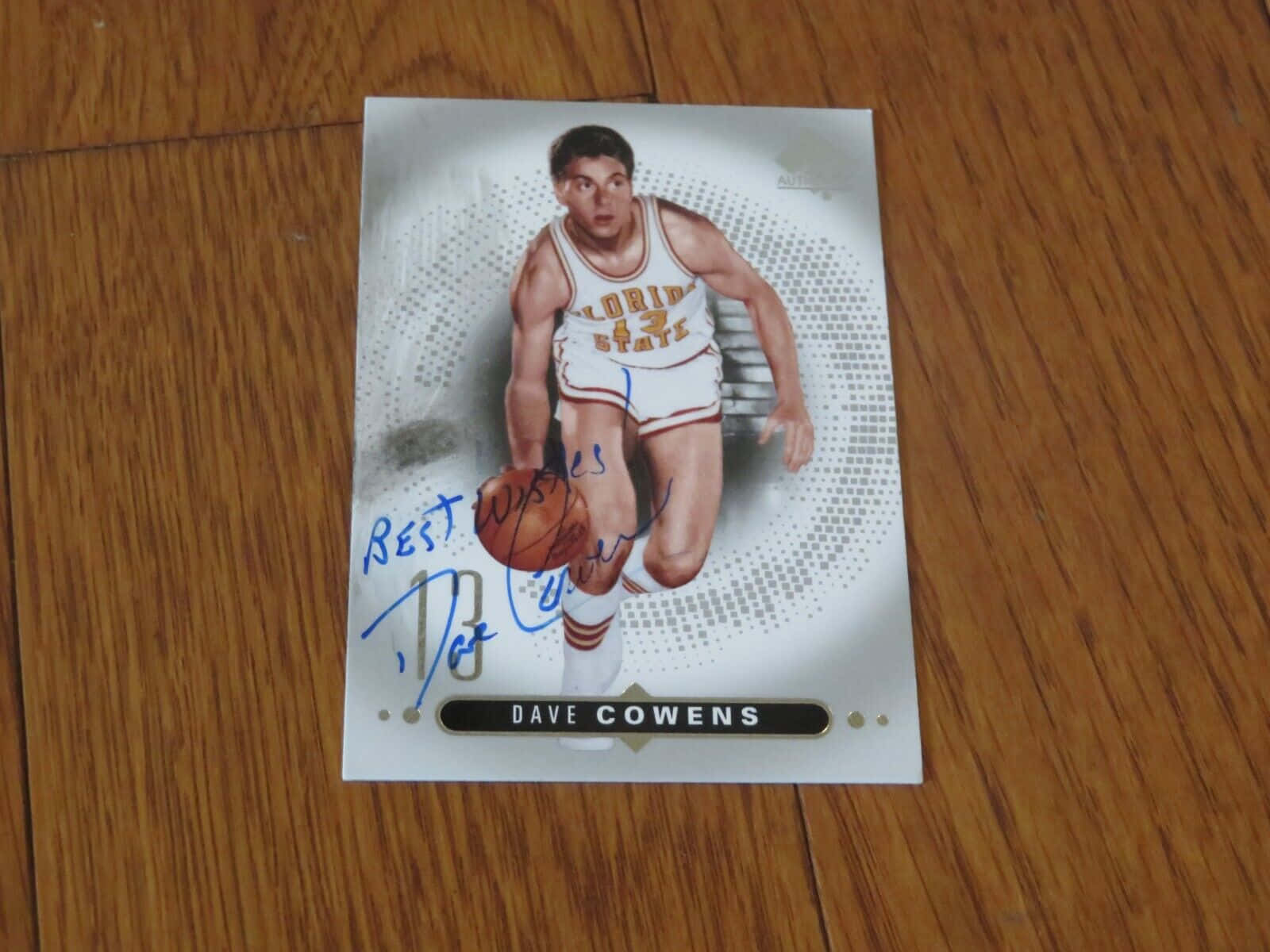 Dave Cowens 身穿路易斯維爾球衣在木質表面上簽名的籃球卡。