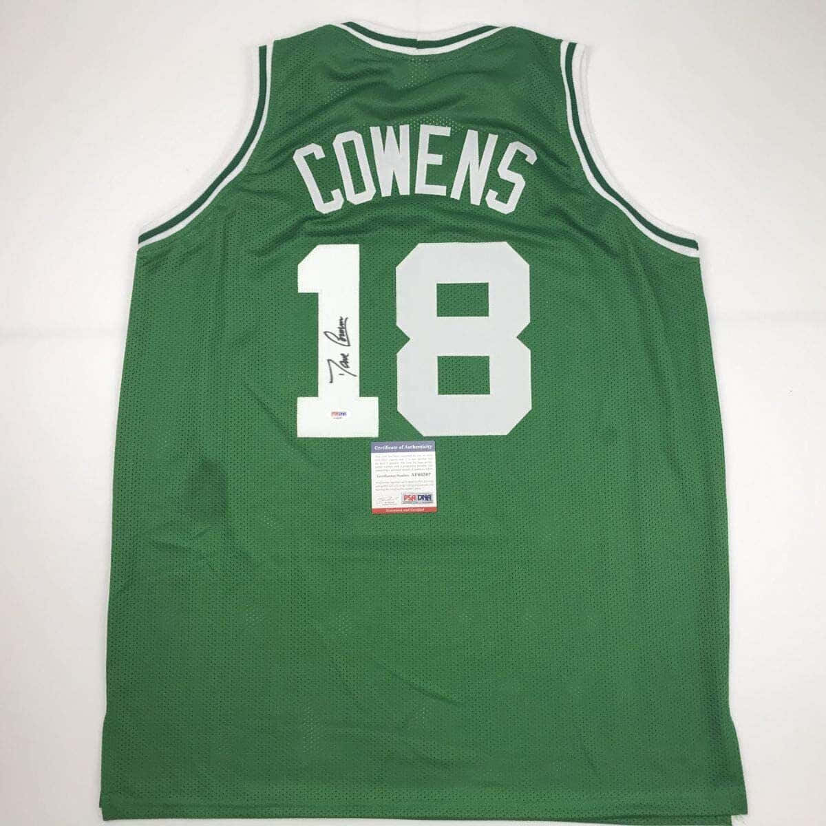 綠色波士頓塞爾特人球衣，印有 Cowens 名字及號碼 18，已簽名並認證。