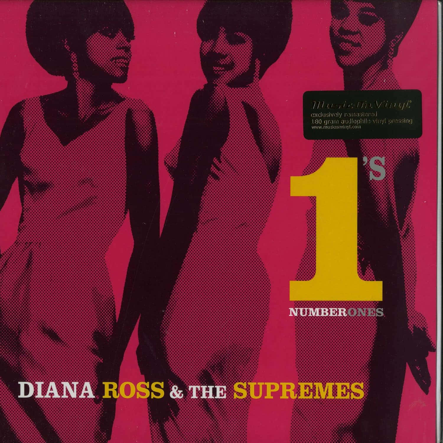 戴安娜·羅斯與 supremes 《No.1's》專輯 壁紙 — 三位身穿黑色連衣裙的女性站在充滿活力的粉紅色半色調背景前，背景上有一個大的黃色數字一和專輯標題。