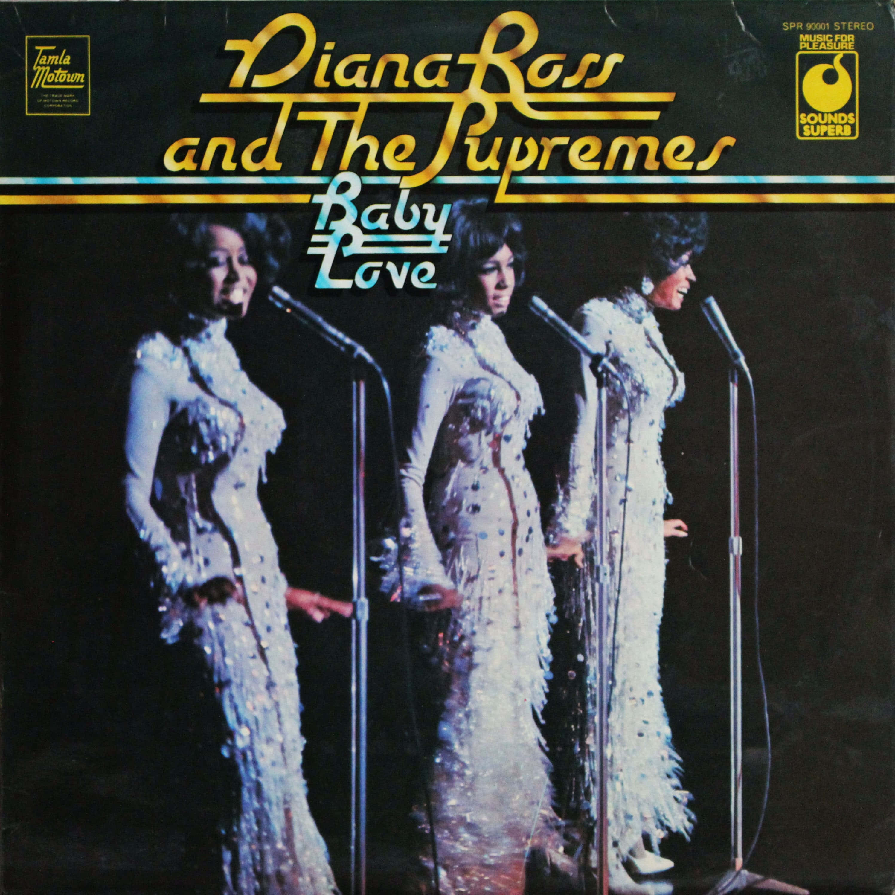 戴安娜·羅斯與The Supremes《Baby Love》專輯 壁紙 — 三位魅力四射的歌手身穿閃亮白色羽毛長裙，在戲劇性的舞台燈光下表演。