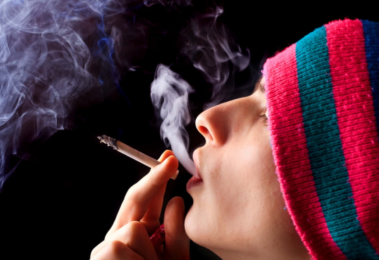 戴帽子的女人抽煙 壁紙