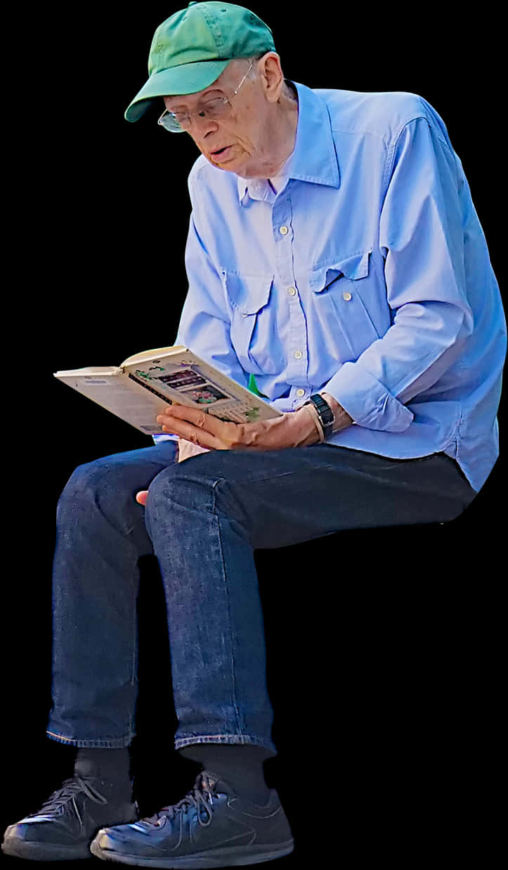 戴帽老人靜坐讀報 壁紙 — 一位戴綠色帽子和藍色襯衫的老人坐在黑色背景前，專心致志地閱讀一本書。