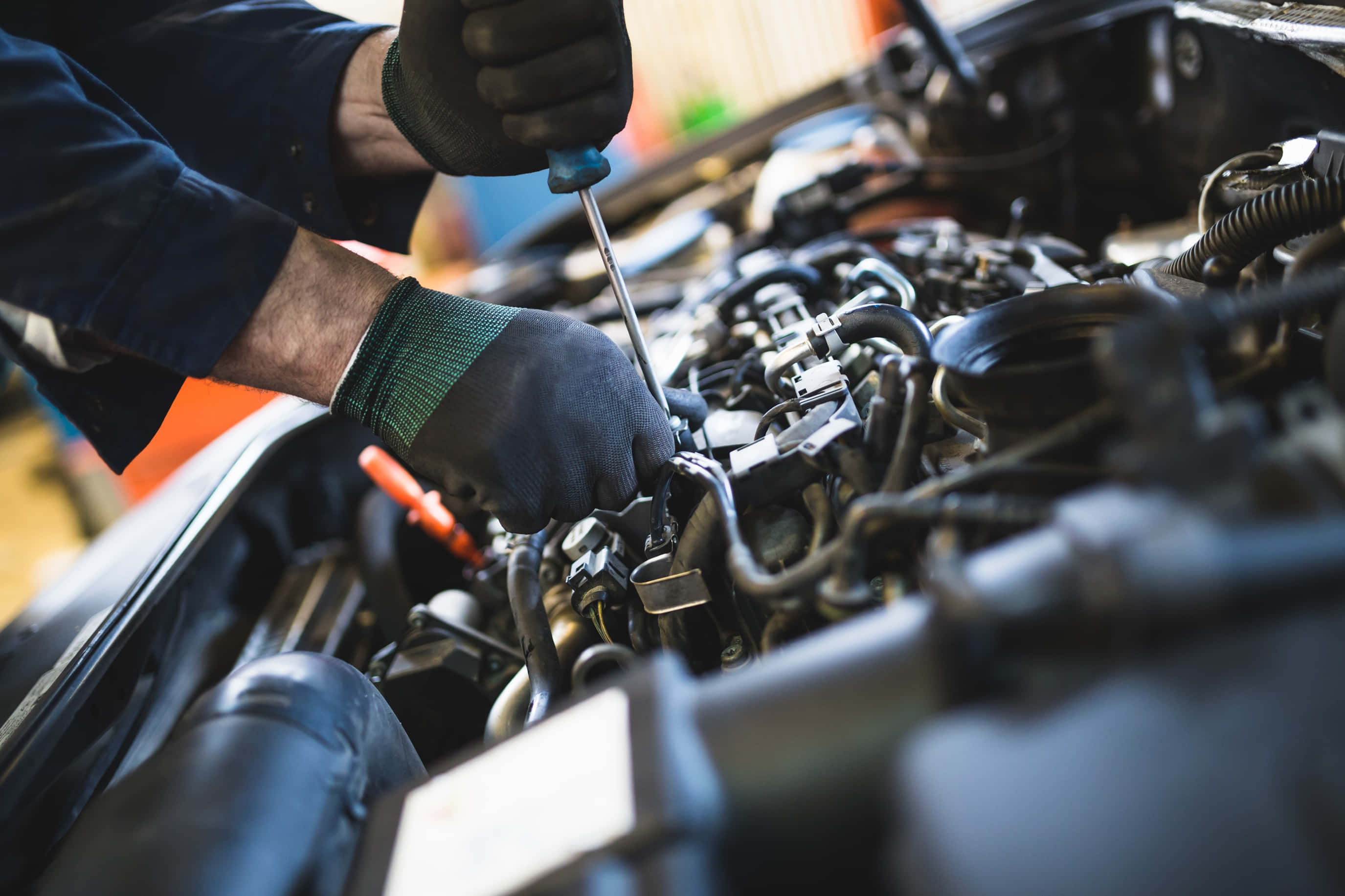 Car Repair 桌布 壁紙 — 戴手套的技工用螺絲批調整汽車引擎艙內的部件。