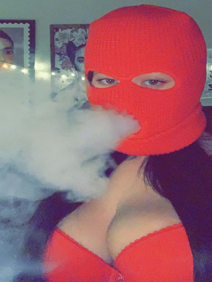 戴紅色巴拉克拉法帽的人室內呼出蒸氣。