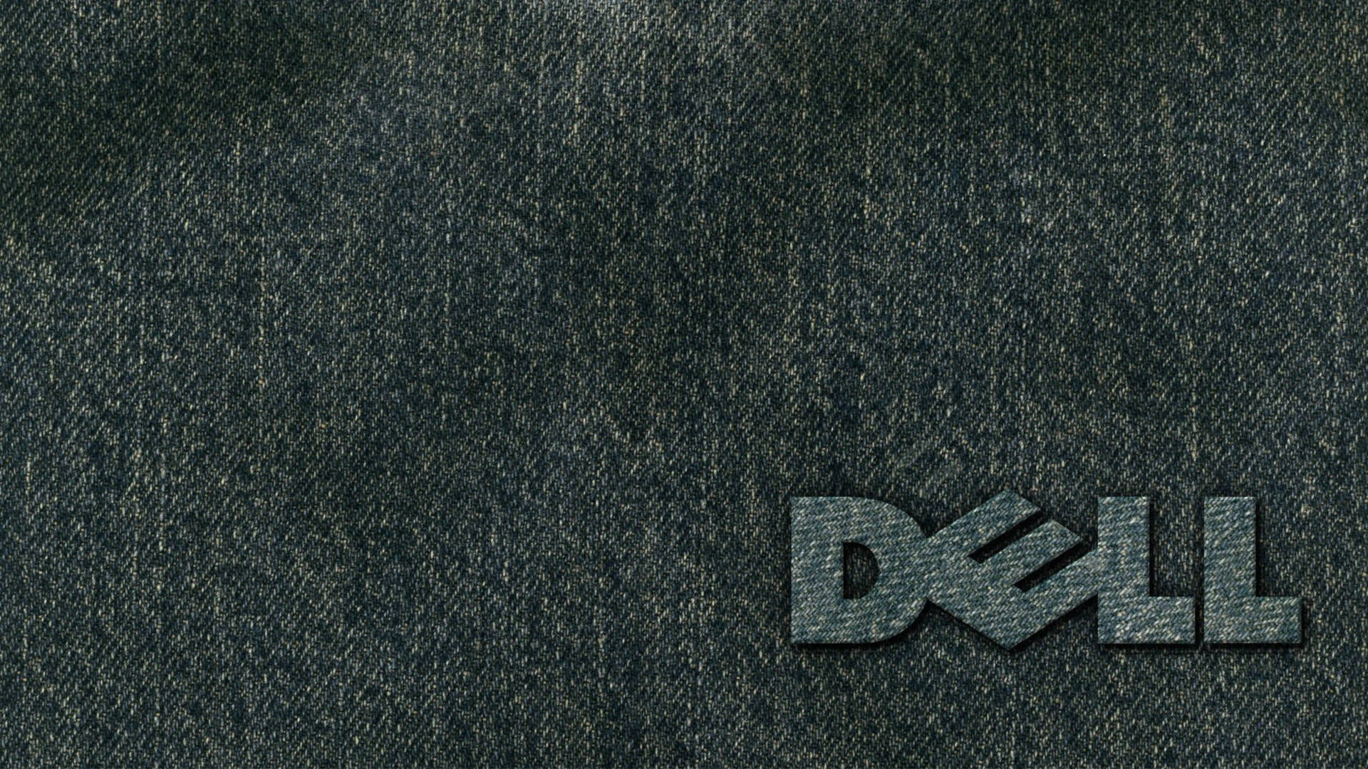 Dell 標誌刺繡在深色牛仔布紋理上。