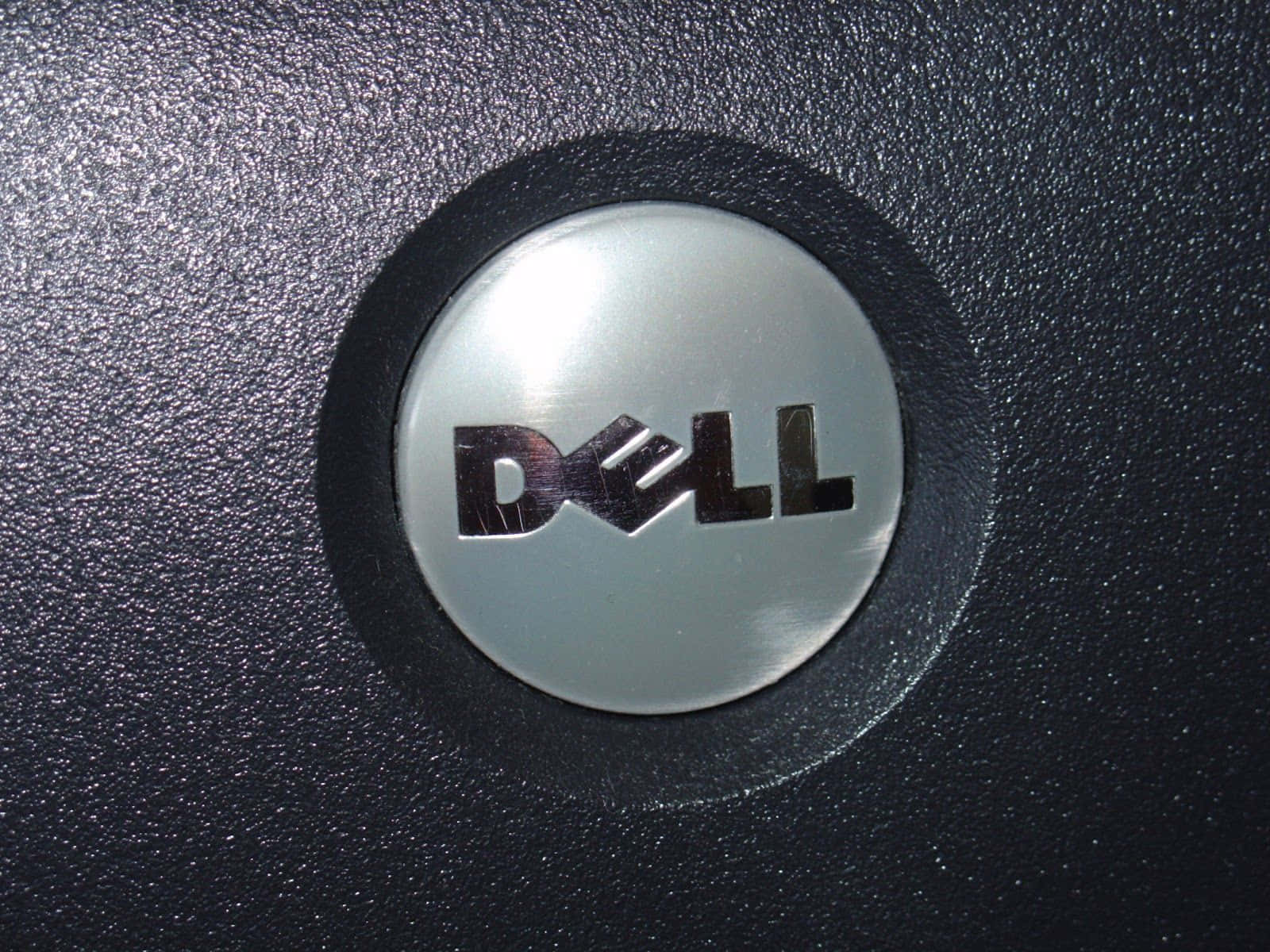 黑色筆記本電腦蓋上的 Dell 標誌特寫