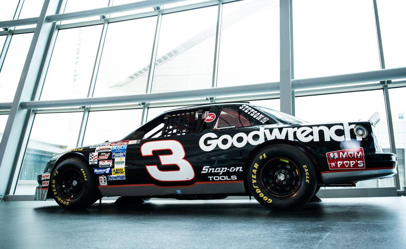 戴爾·艾恩哈特賽車 壁紙 — 一輛黑色NASCAR賽車（編號3，Goodwrench贊助）停放在室內大型玻璃窗下。