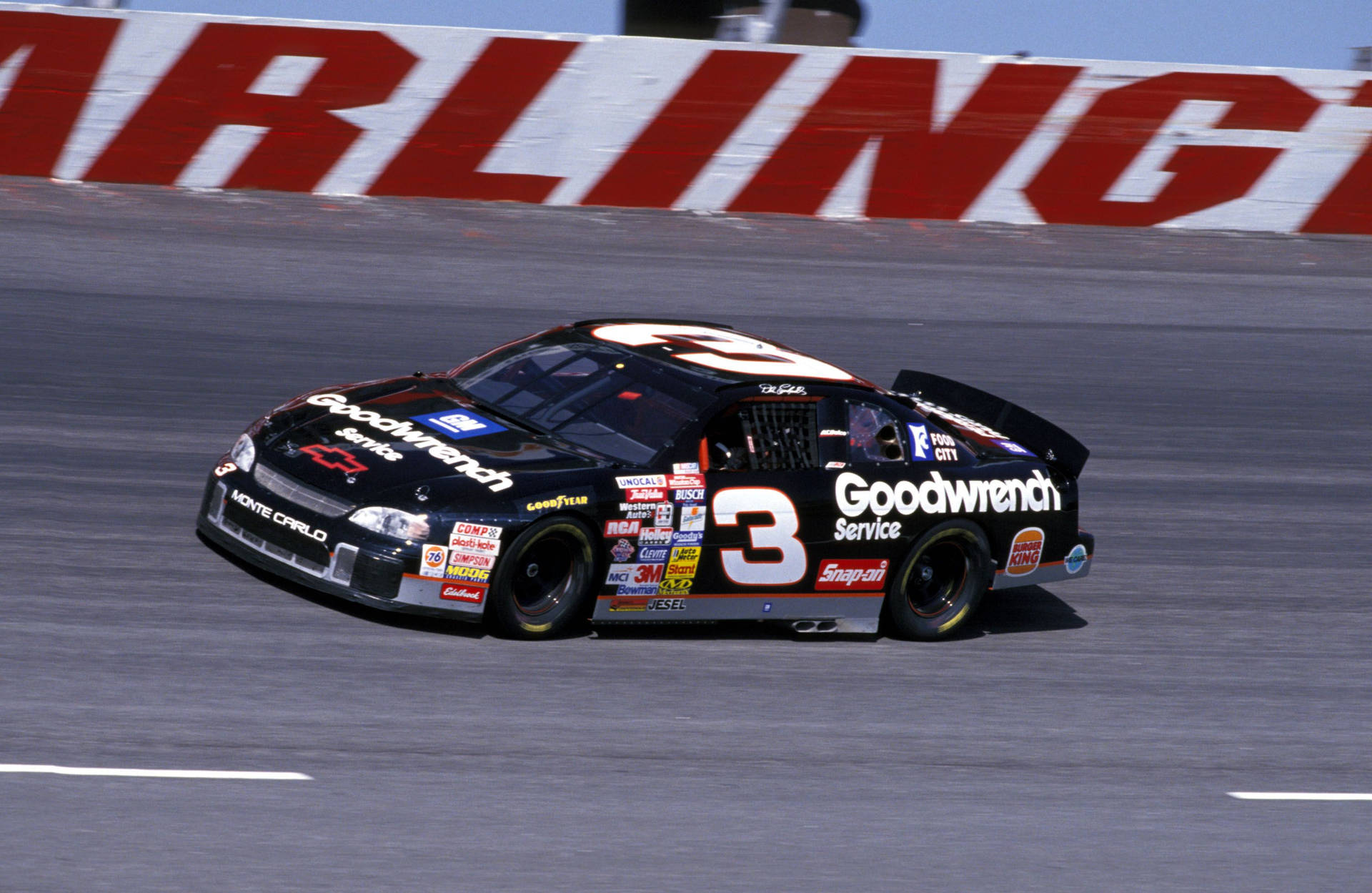 黑色 #3 Goodwrench NASCAR 賽車在 Daytona 牆的賽道上飛馳。 — 賽車 壁紙