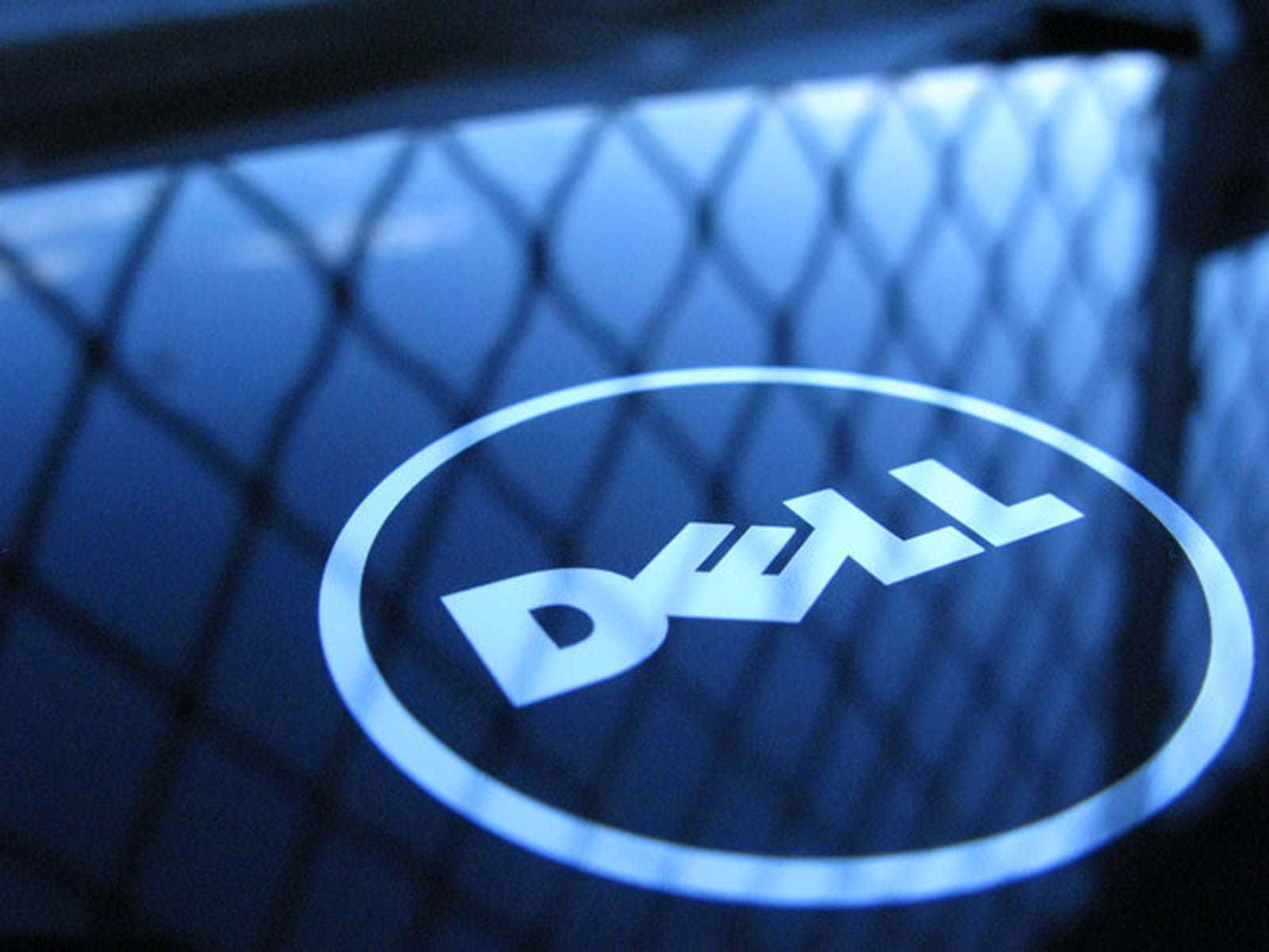 Dell標誌在藍色燈光下於鐵絲網圍欄後方發亮