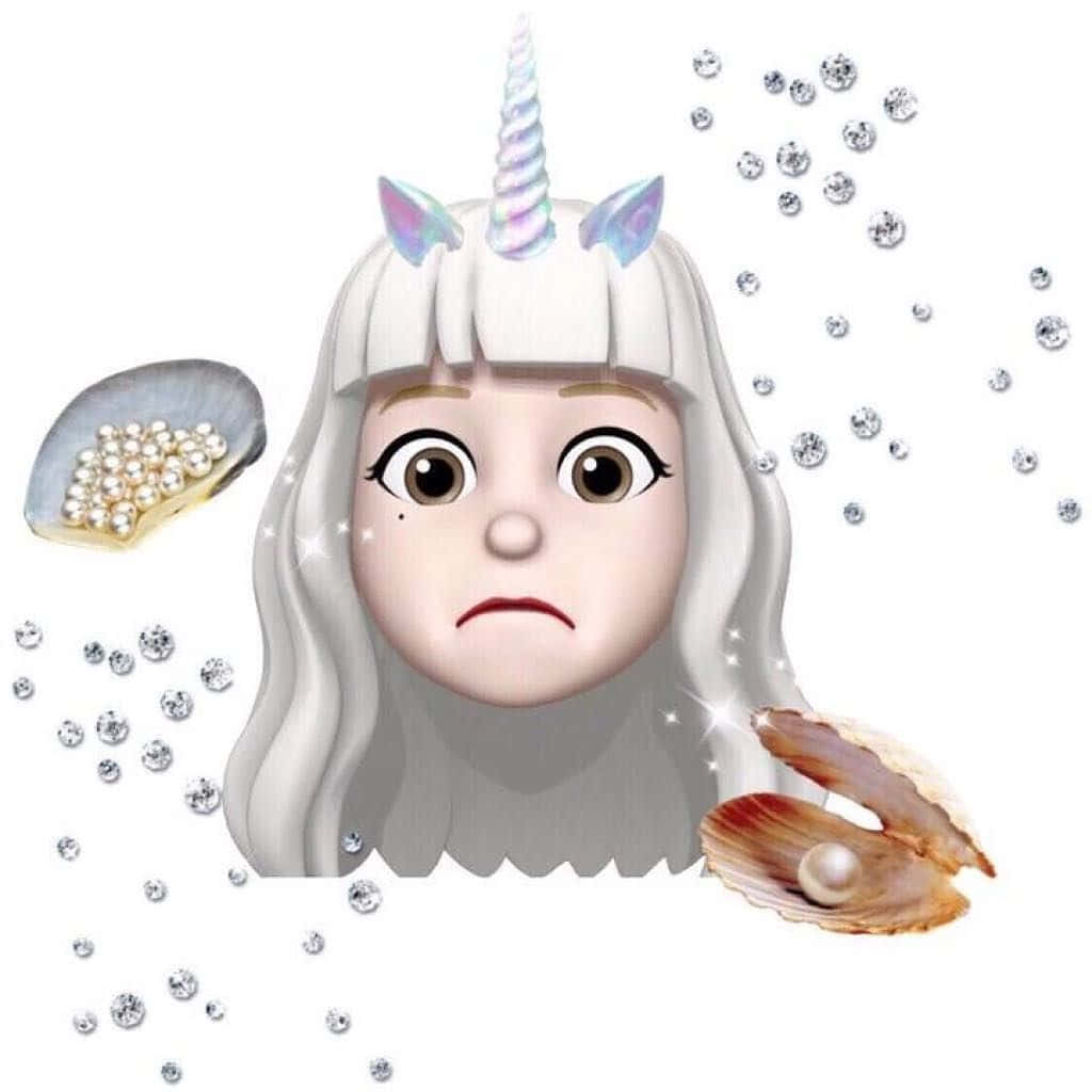 戴珍珠的白色獨角獸表情符號女孩 壁紙 — 一個悲傷臉孔的獨角獸女孩，白色頭髮和珍珠貝殼，被漂浮的鑽石環繞。