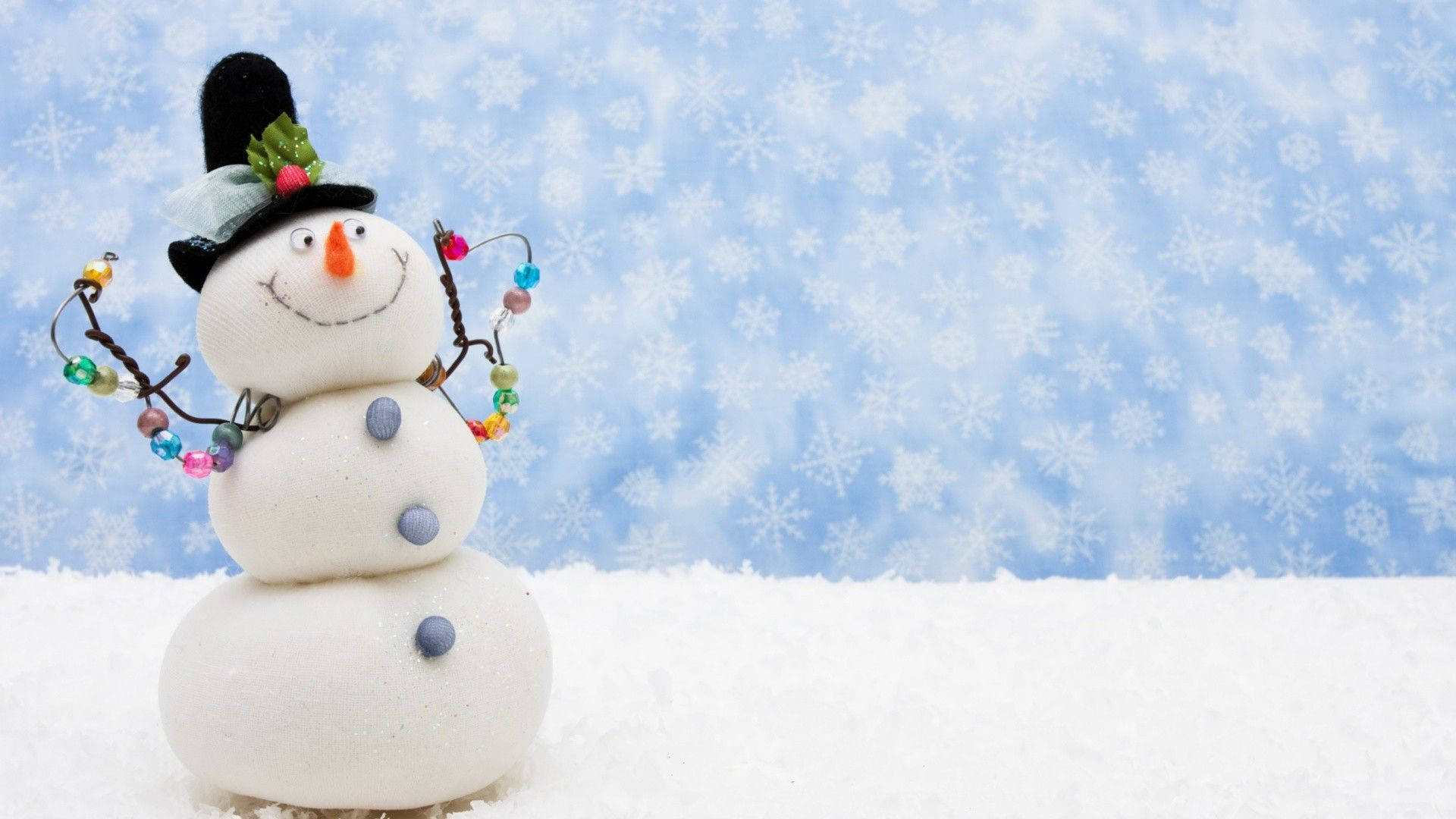 節日雪人戴著高帽和珠子手臂站在雪地上。 — 雪人 壁紙