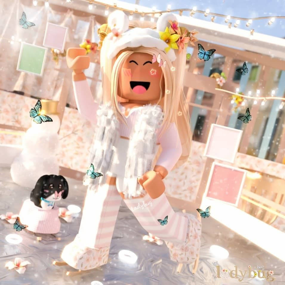 戴白色仿絨毛的美學Roblox女孩 壁紙 — 一個快樂的Roblox頭像，戴著花卉冬季帽子和圍巾，在粉彩裝飾的房間裡與蝴蝶共舞。