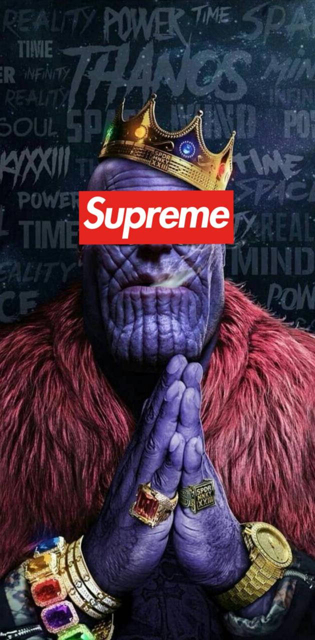戴皇冠的反派角色 Thanos 超級英雄壁紙 壁紙 — 紫色皮膚的薩諾斯戴著金色皇冠和Supreme標誌，雙手合十，戴著珠寶戒指和紅色毛領。