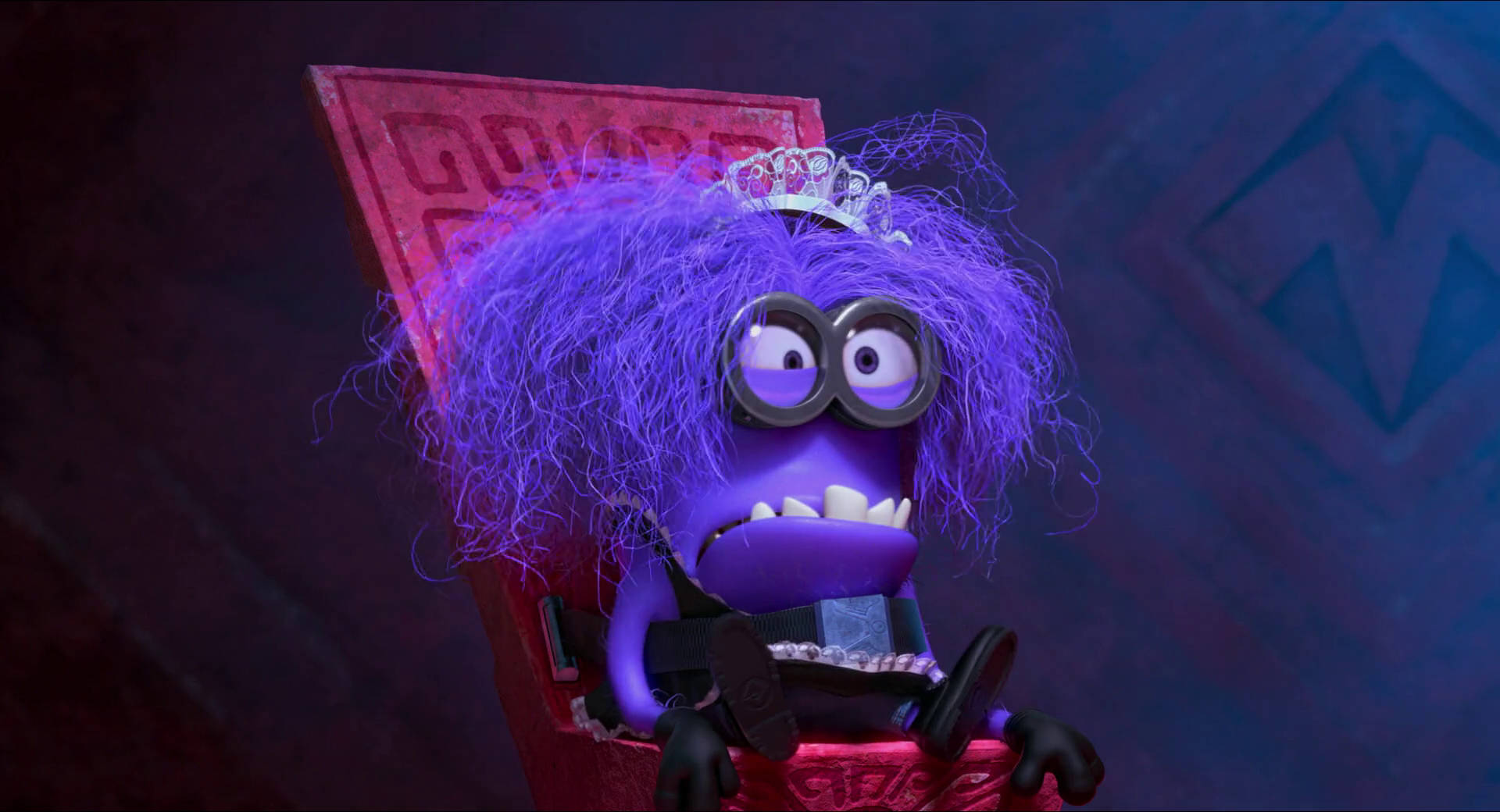 戴皇冠的惡魔小兵 壁紙 — 一隻紫色Minion，頭髮凌亂，戴着皇冠，威嚴地坐在昏暗房間的紅色寶座上。