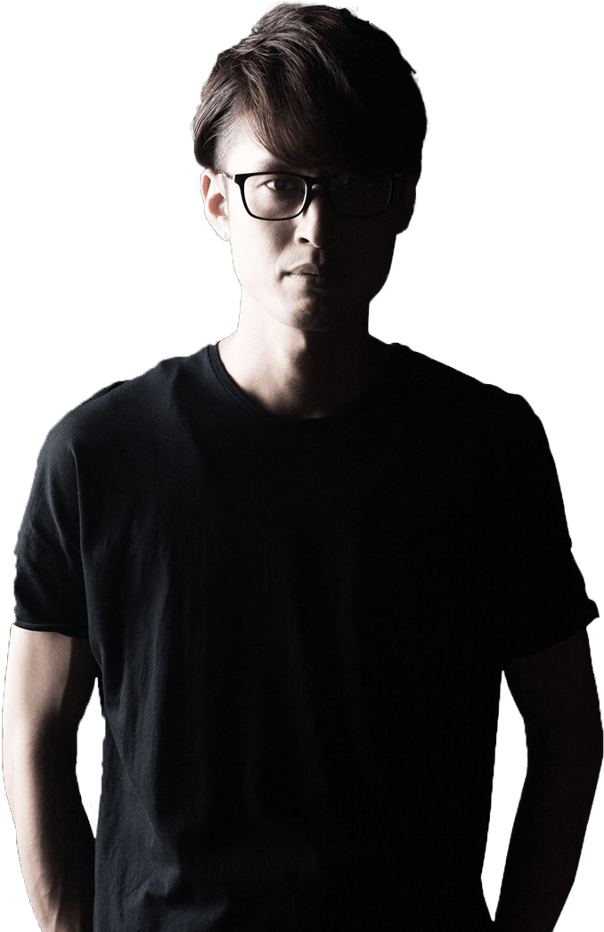 戴眼鏡時尚男子 壁紙 — 一個戴眼鏡、深色頭髮的男人，在黑色背景前，身著黑色T恤，處於戲劇性的低調燈光中。
