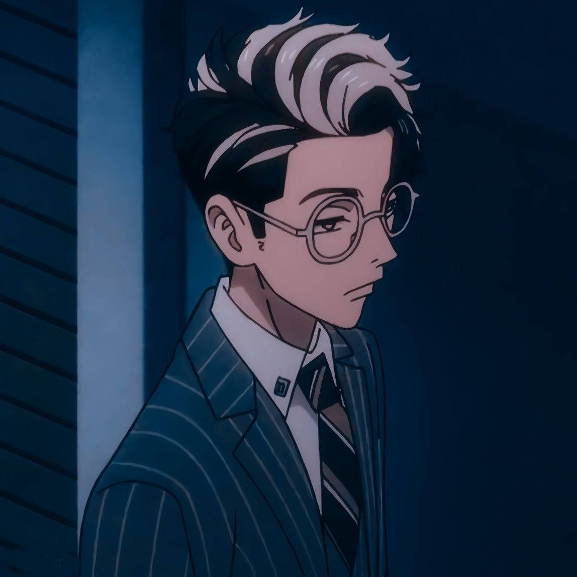 戴眼鏡的漢馬修 壁紙 — 一個年輕的動漫男子，擁有尖刺的黑白頭髮和眼鏡，穿著細條紋西裝，背景為深藍色。