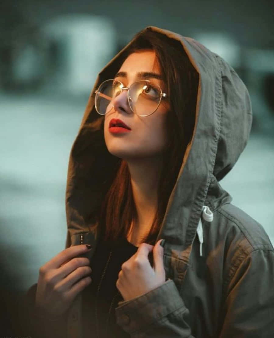 戴眼鏡穿連帽衛衣的女子 壁紙