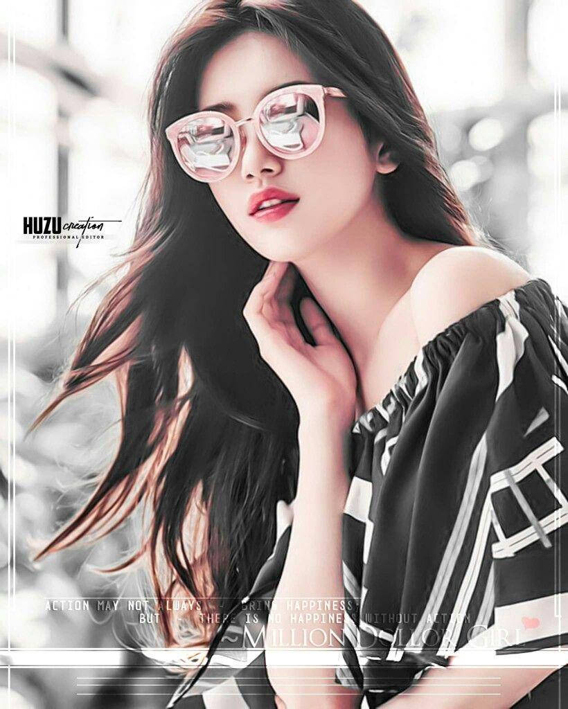 戴粉紅太陽眼鏡的態度女孩 壁紙 — 一位時尚的長黑髮女性戴著粉紅色框眼鏡和黑白露肩上衣，背景是模糊的城市景觀。