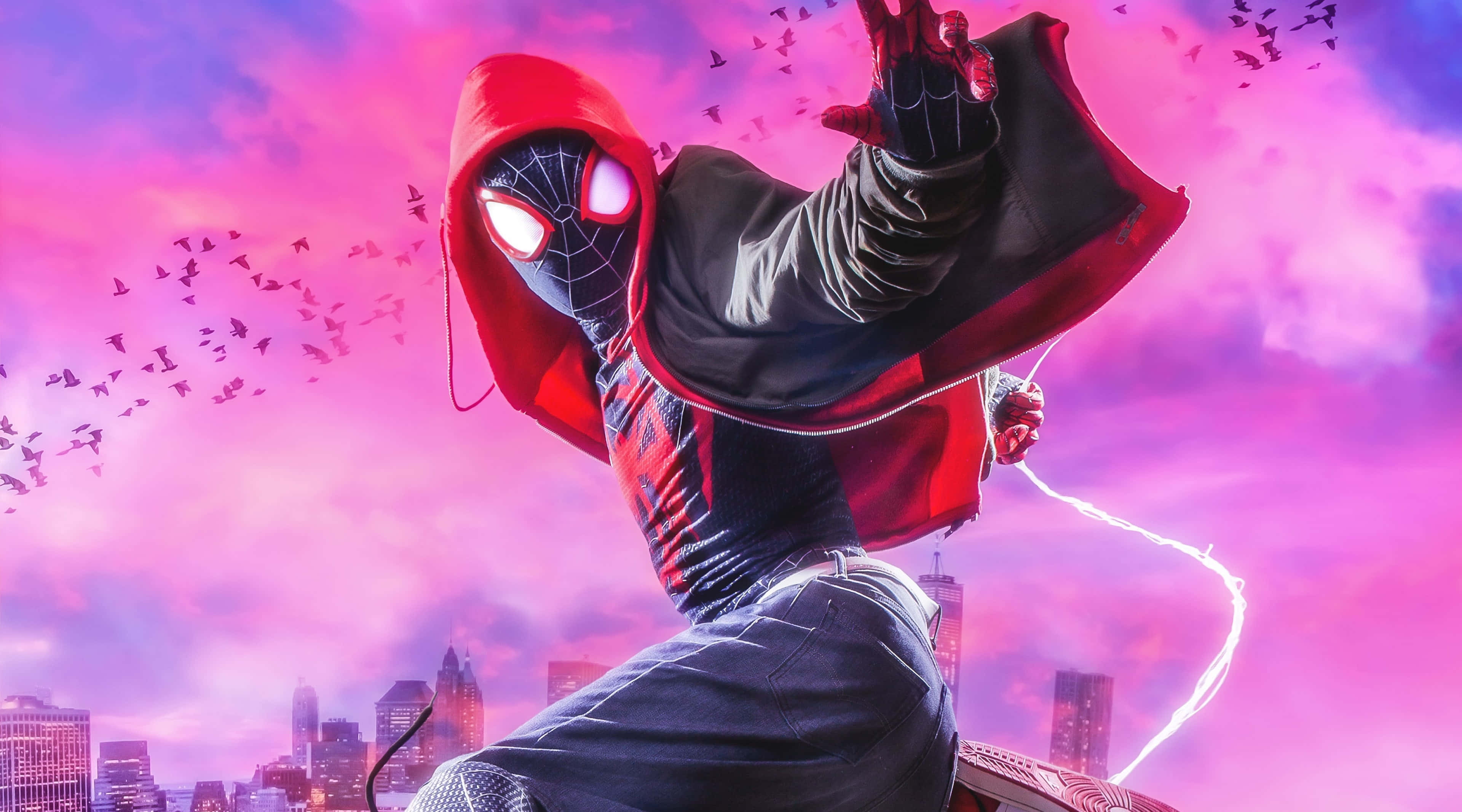 Spider-man Web Slinging 桌布 壁紙 — 戴紅色帽嘅蜘蛛俠喺有雀仔飛嘅城市上空，穿過充滿活力嘅粉紅色天空搖擺。