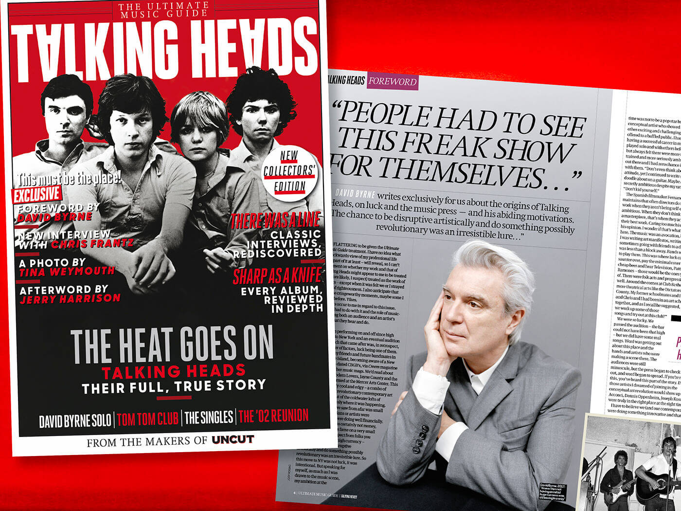 戴維·布萊恩Talking Heads演唱會海報 壁紙 — 雜誌跨頁，以 Talking Heads 樂隊成員和大衛·拜恩為特色，採用大膽的紅黑設計並帶有文字疊加。