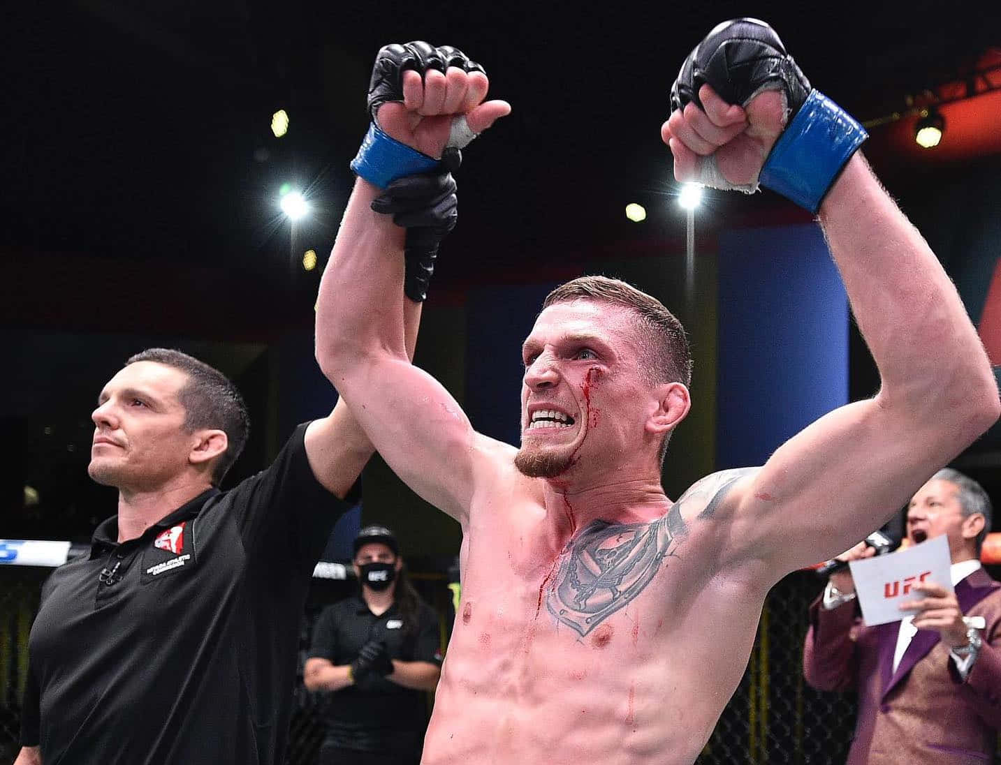 MMA拳手滿臉鮮血，裁判高舉其手臂慶祝勝利。