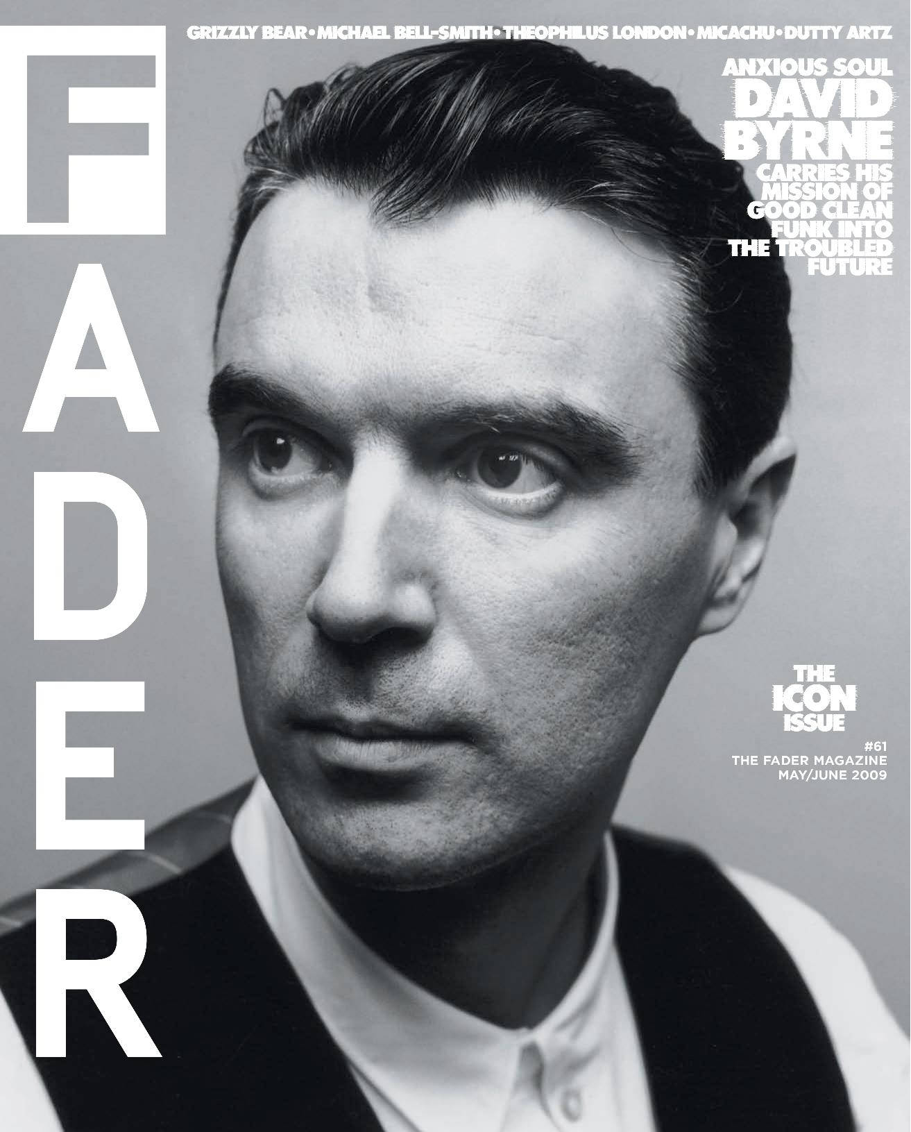 戴維·拜恩 Fader雜誌封面攝影 壁紙 — David Byrne 在《The Fader》雜誌封面上的黑白肖像，搭配粗體字型和嚴肅表情。