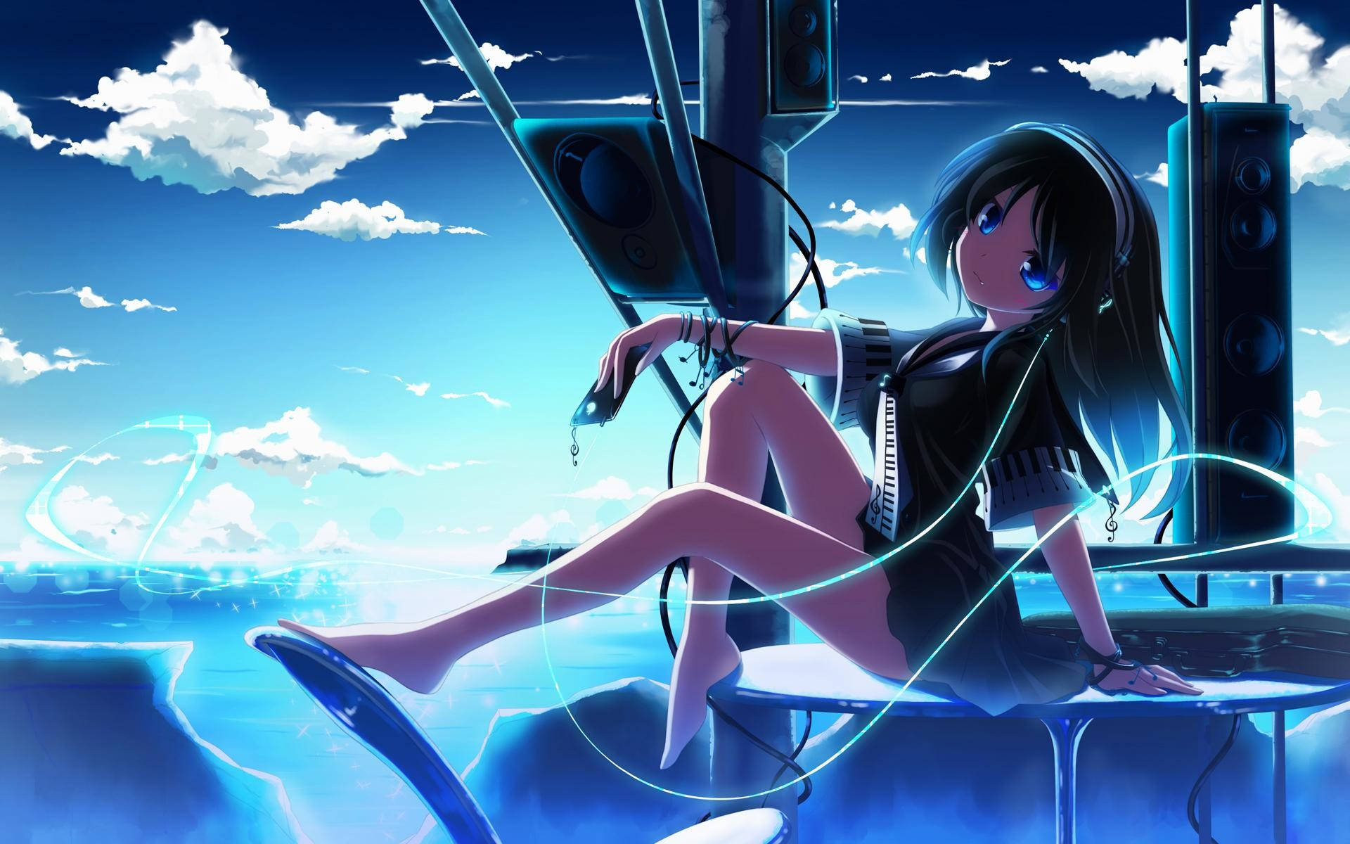 戴耳機的動漫少女電腦壁紙 壁紙 — 一個戴住耳機嘅動漫女仔坐喺喇叭上面，喺晴朗藍天同 fluffy 雲下面。